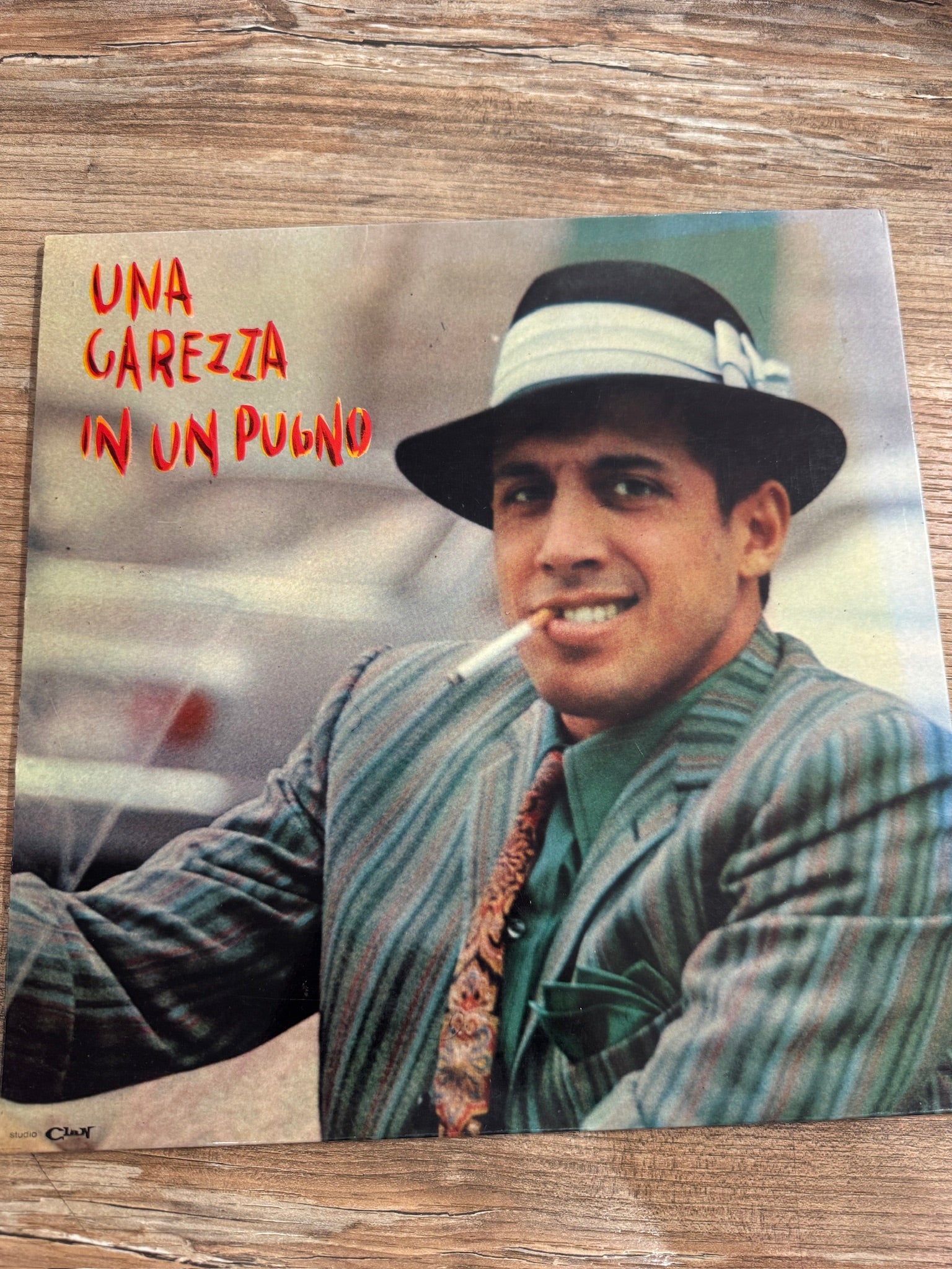 Adriano Celentano – Una Carezza in un Pugno – copertina retro LP Clan Celentano, Adriano con cappello e sigaretta