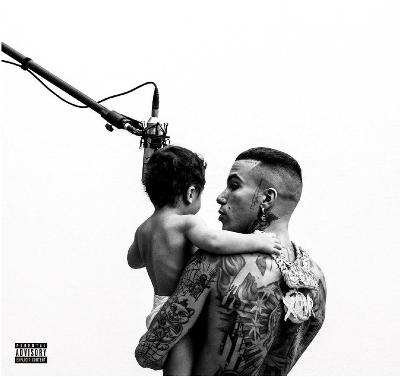 Copertina Geolier Il Coraggio dei Bambini - foto in bianco e nero di Geolier con bambino in braccio davanti a microfono da studio, sfondo bianco