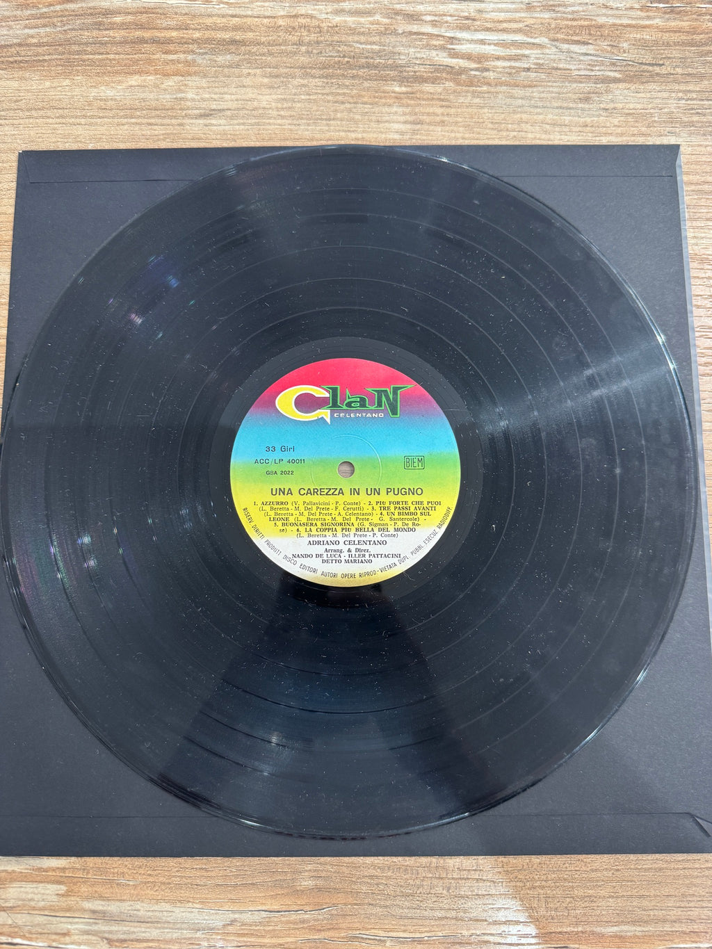 Adriano Celentano – Azzurro – vinile nero LP con etichetta Clan Celentano multicolore, catalogo ACC LP 40011