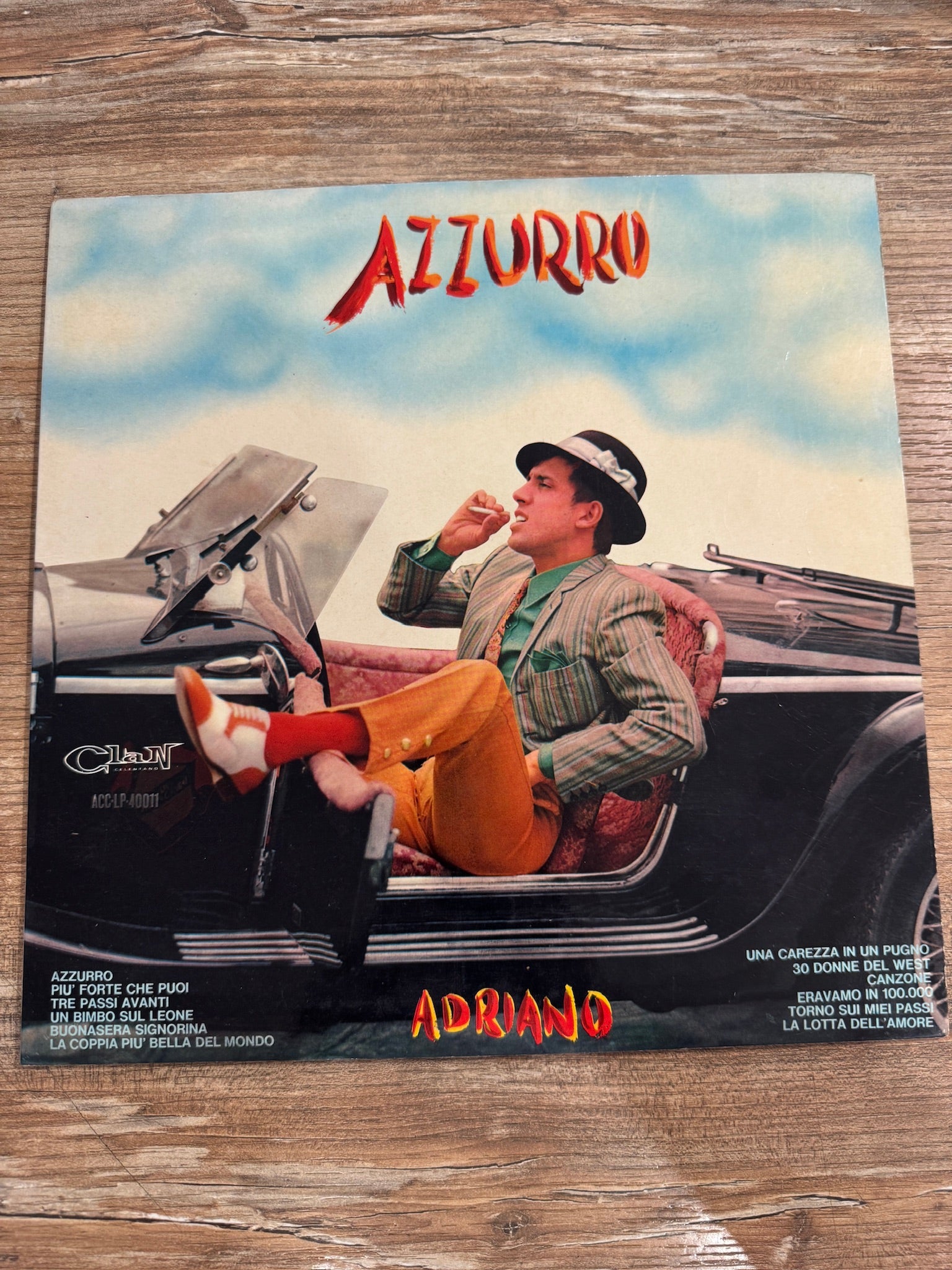 Adriano Celentano – Azzurro – copertina fronte LP Clan Celentano, Adriano seduto su auto d'epoca con cappello