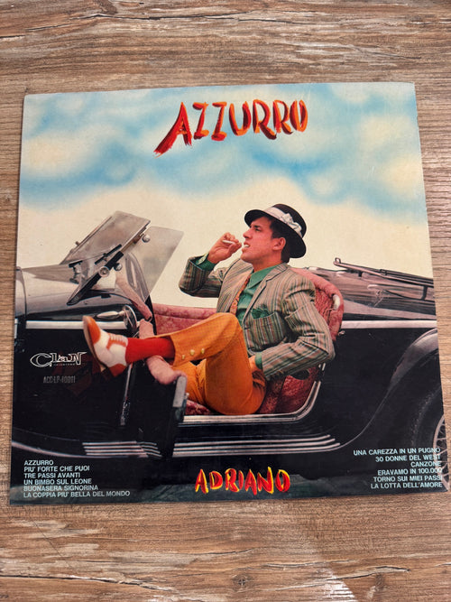 Adriano Celentano – Azzurro – copertina fronte LP Clan Celentano, Adriano seduto su auto d'epoca con cappello