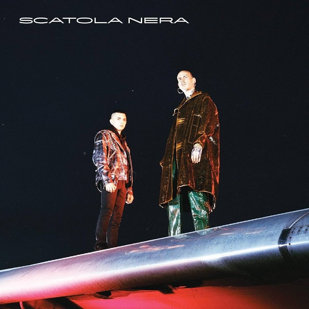 Copertina nera di Scatola Nera con Gemitaiz e MadMan