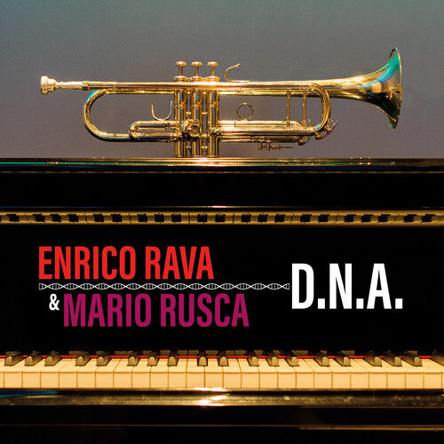 Copertina Enrico Rava Mario Rusca DNA SAAR Records - tromba dorata su pianoforte nero su sfondo grigio, scritta rossa ENRICO RAVA e rosa MARIO RUSCA a sinistra, scritta bianca D.N.A. a destra con doppia elica DNA, vinile rosso 12 pollici visibile a sinistra