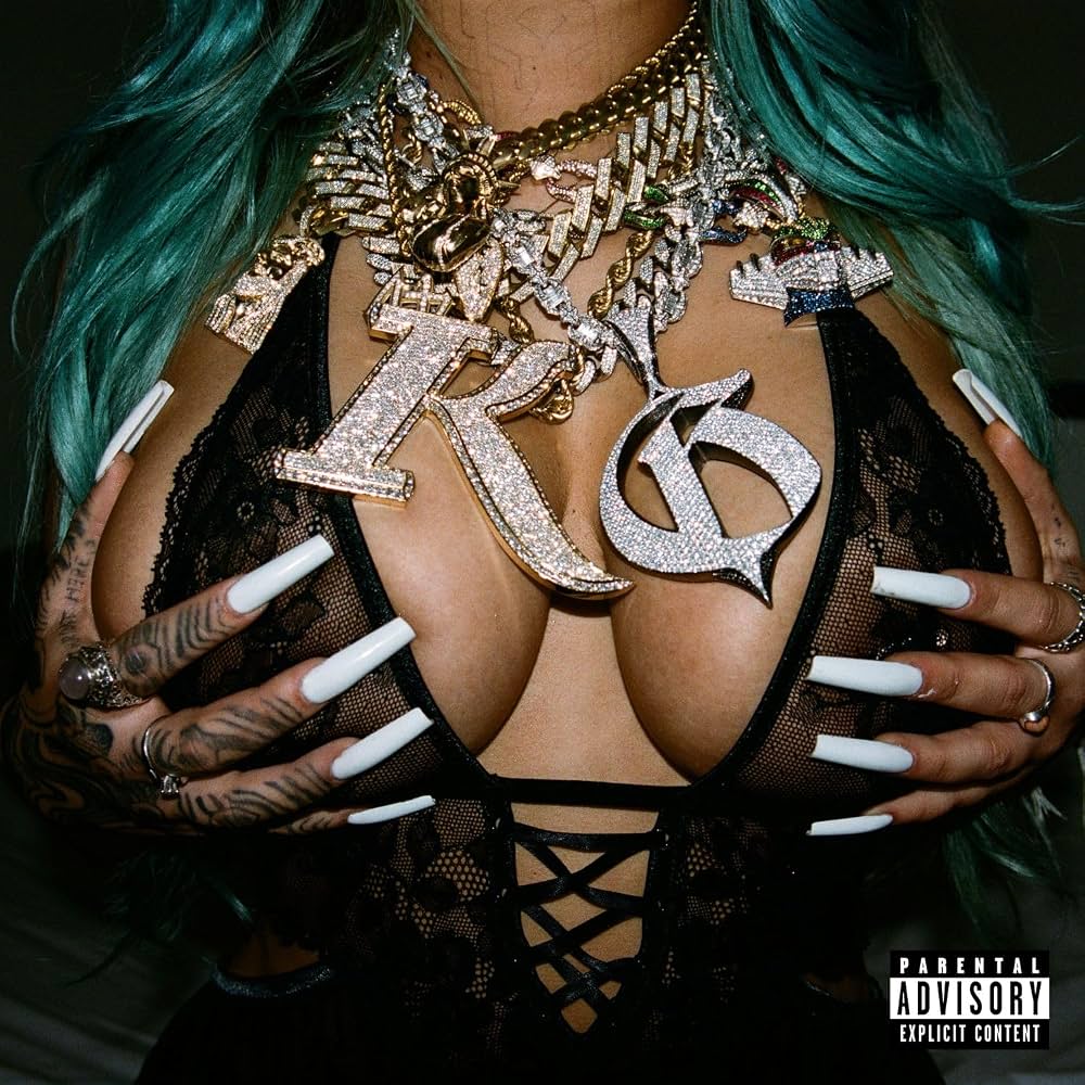 Copertina dell’album KG di Guè e Rasty Kilo accanto a un vinile nero