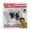 Copertina Basso Valdambrini Blues for Gassman SAAR Records - Gianni Basso con tromba e Oscar Valdambrini con sax in bianco e nero su sfondo bianco, scritta rossa BASSO VALDAMBRINI in alto, scritta grigia BLUES FOR GASSMAN in basso, sticker RSD 2023 Limited Black Vinyl Edition in alto a destra, foto Vittorio Gassman in basso a destra