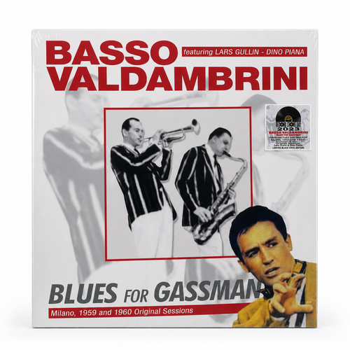 Copertina Basso Valdambrini Blues for Gassman SAAR Records - Gianni Basso con tromba e Oscar Valdambrini con sax in bianco e nero su sfondo bianco, scritta rossa BASSO VALDAMBRINI in alto, scritta grigia BLUES FOR GASSMAN in basso, sticker RSD 2023 Limited Black Vinyl Edition in alto a destra, foto Vittorio Gassman in basso a destra