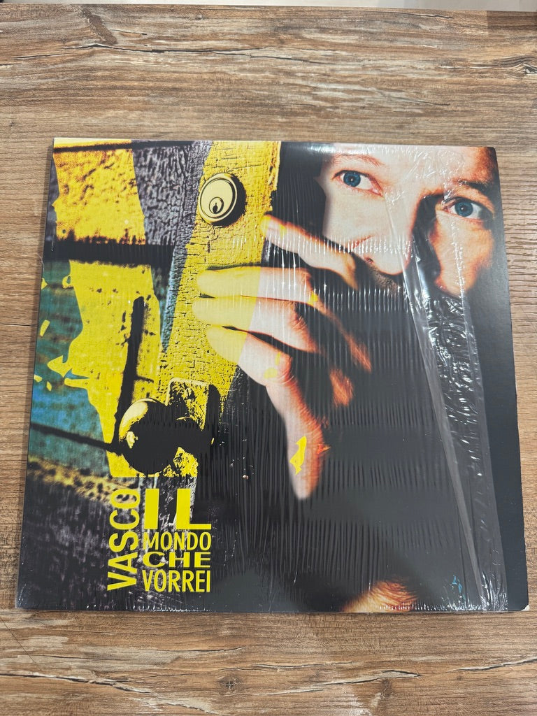Vasco Rossi – Il Mondo Che Vorrei – copertina fronte 2LP, volto di Vasco con porta gialla e serratura