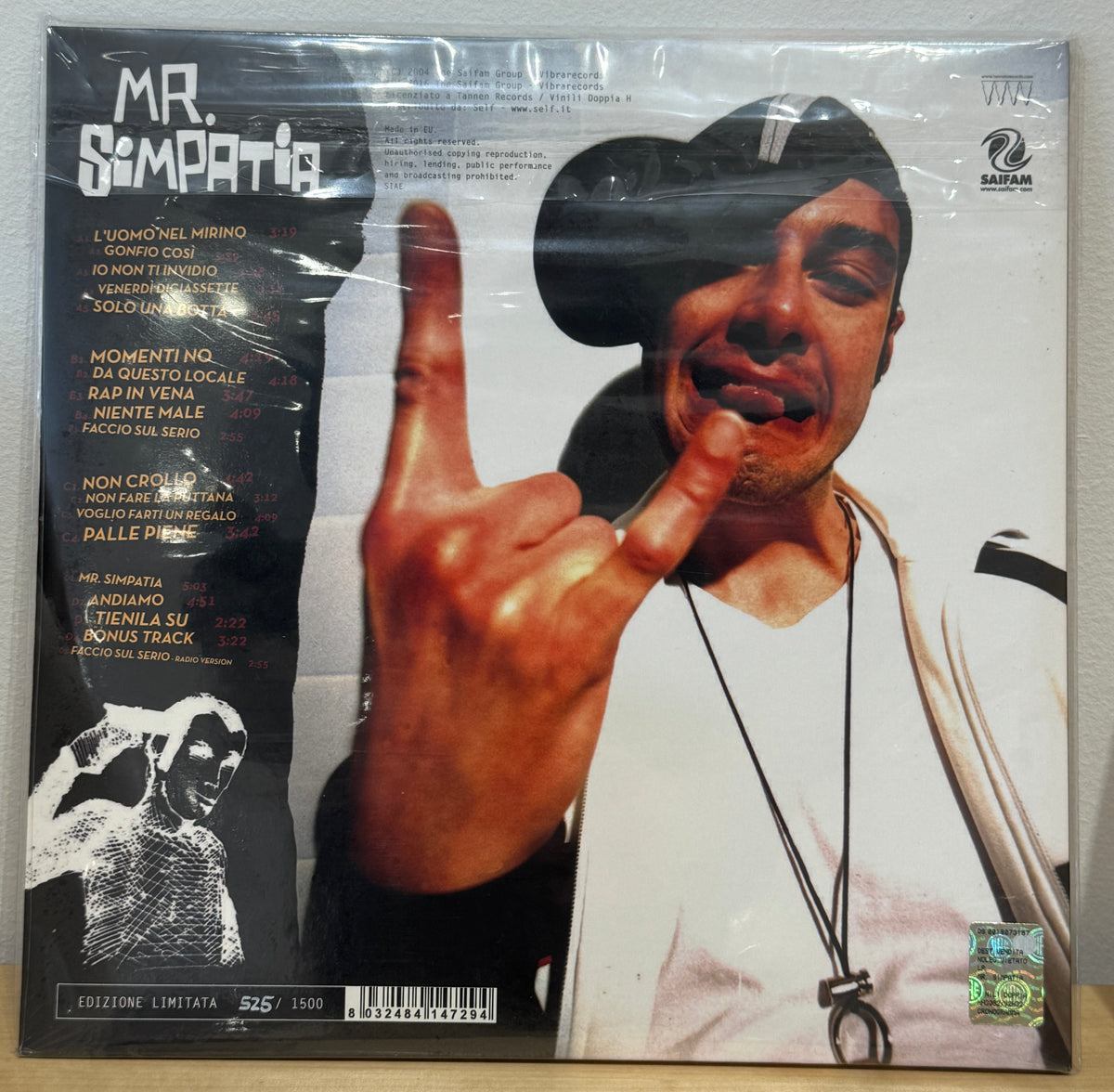 Retro di Mr. Simpatia con tracklist, barcode e numerazione 525 su 1500