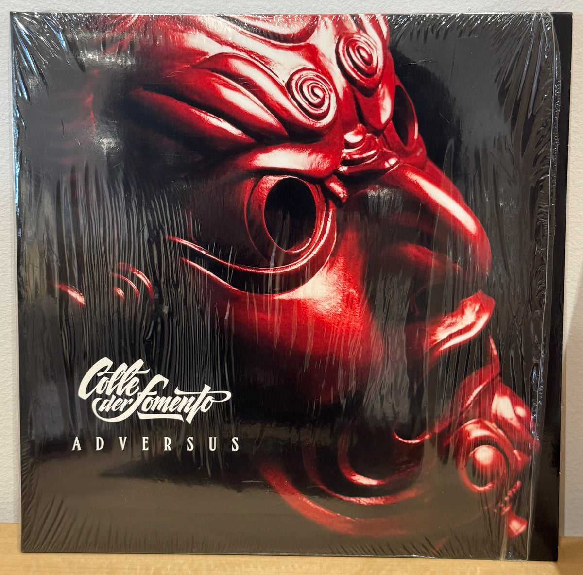 Copertina e booklet di Adversus con maschera tradizionale giapponese rossa