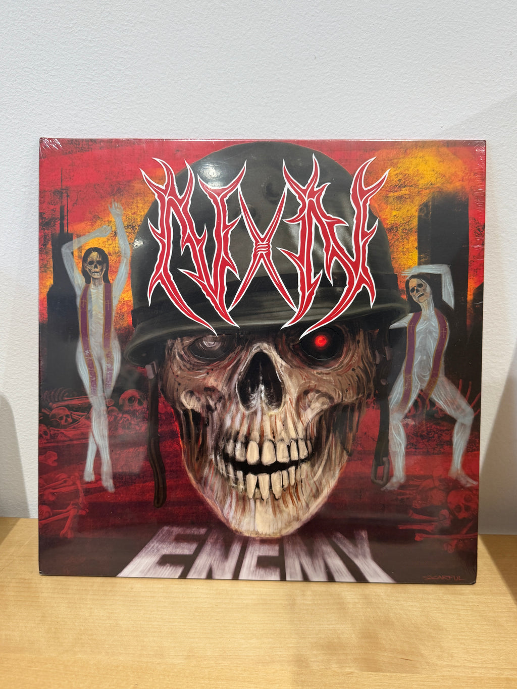 Copertina di Enemy di Noyz Narcos con teschio e lettering rosso