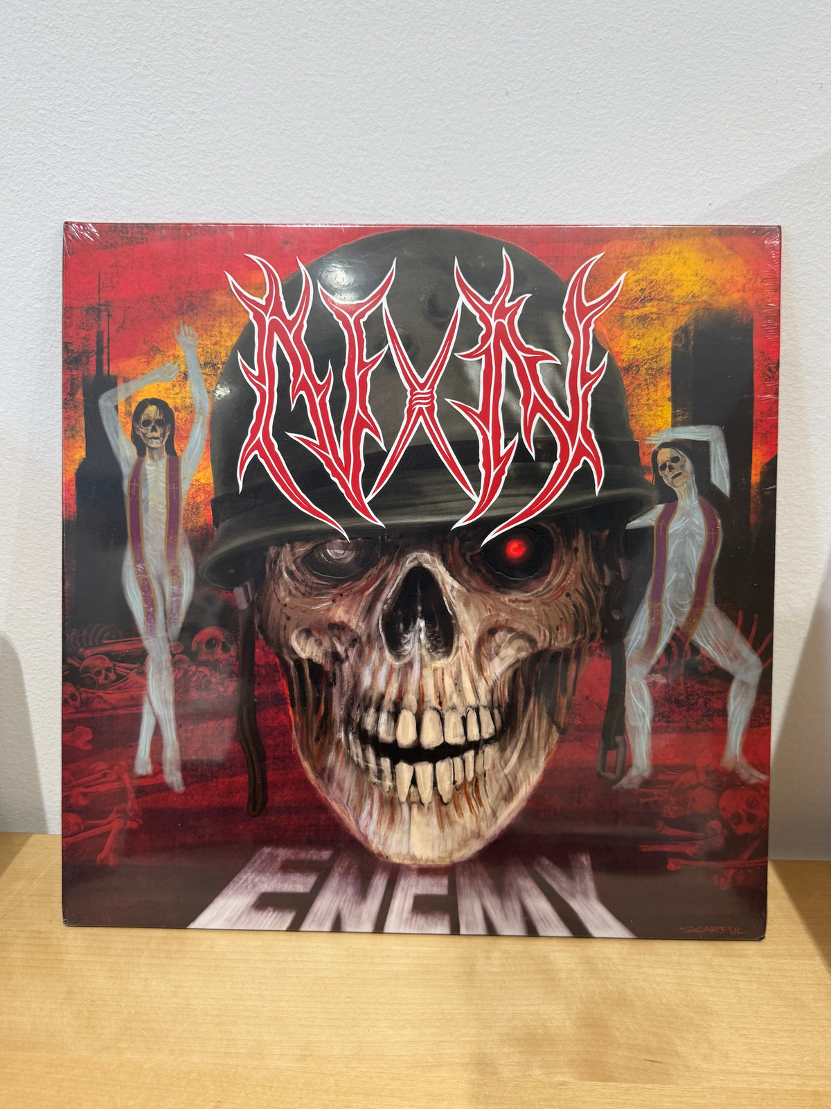 Copertina di Enemy di Noyz Narcos con teschio e lettering rosso