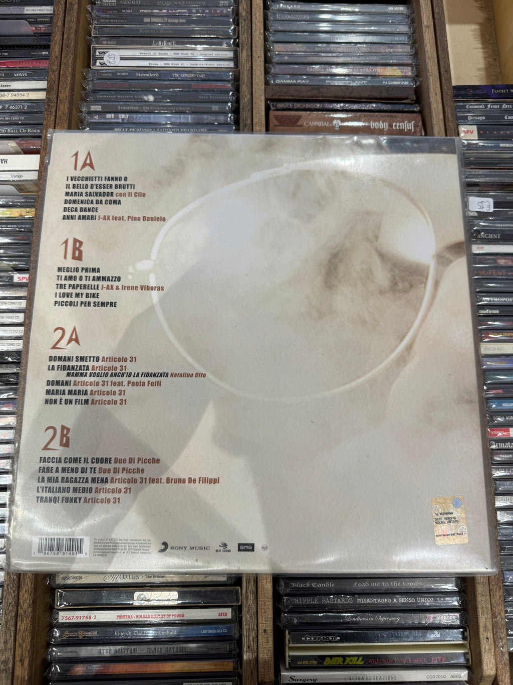 Copertina frontale di 25 Ax con J-Ax in cappello giallo