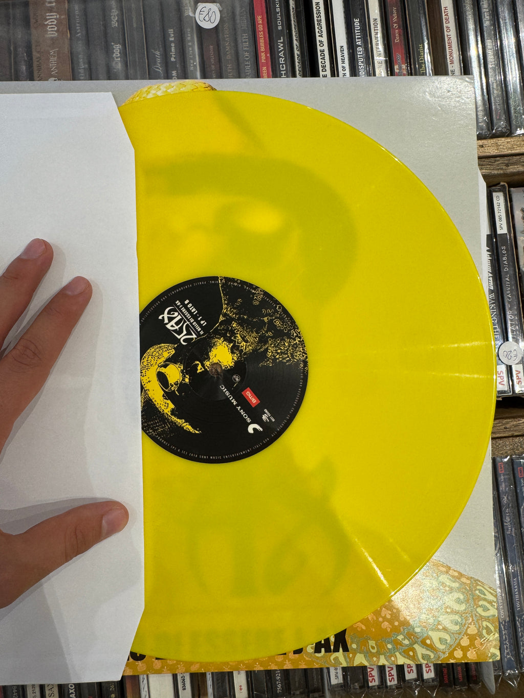 Disco in vinile giallo dell’edizione doppio LP 25 Ax