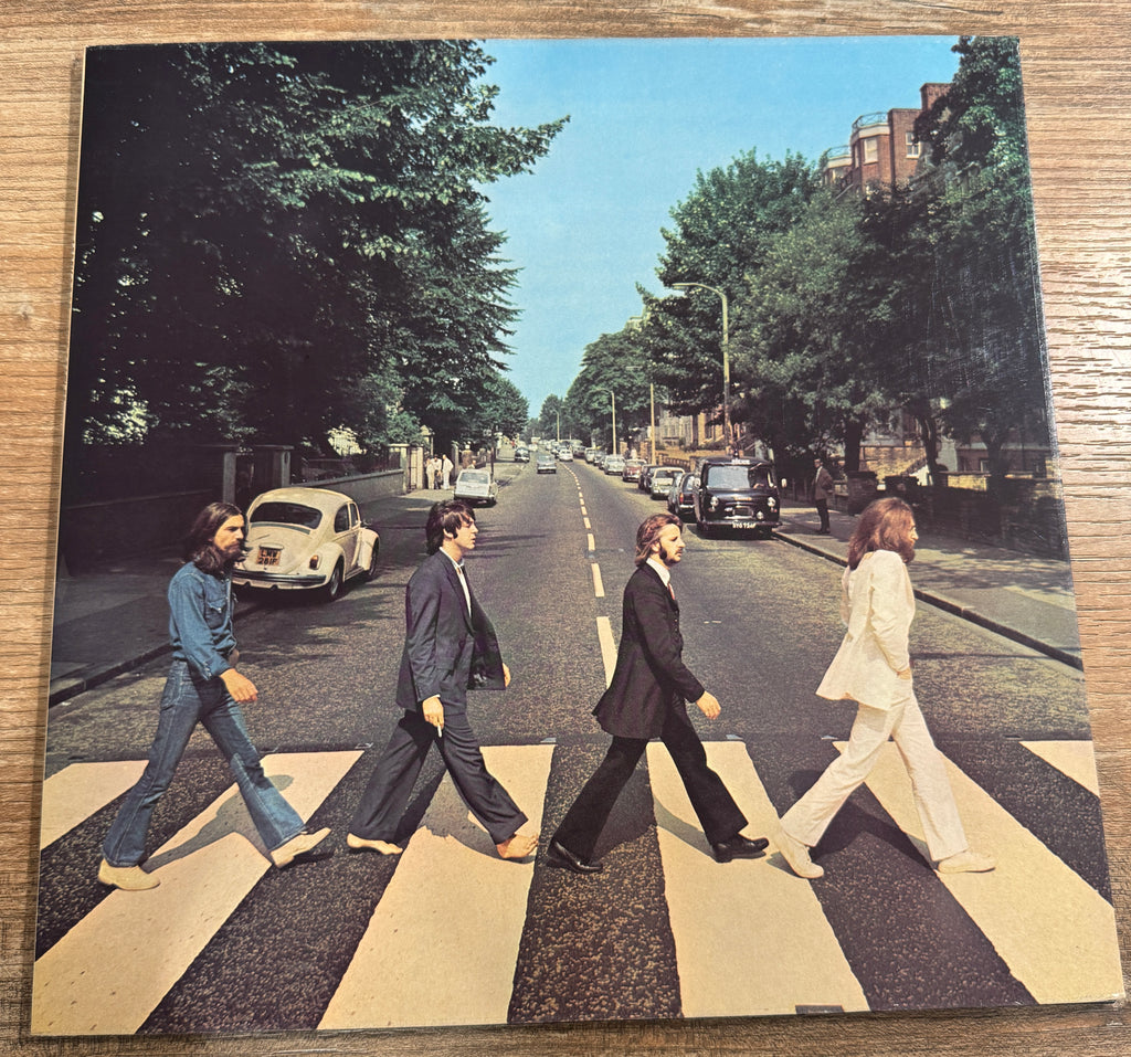 Copertina della copia di Abbey Road dei Beatles con i quattro componenti sulle strisce pedonali