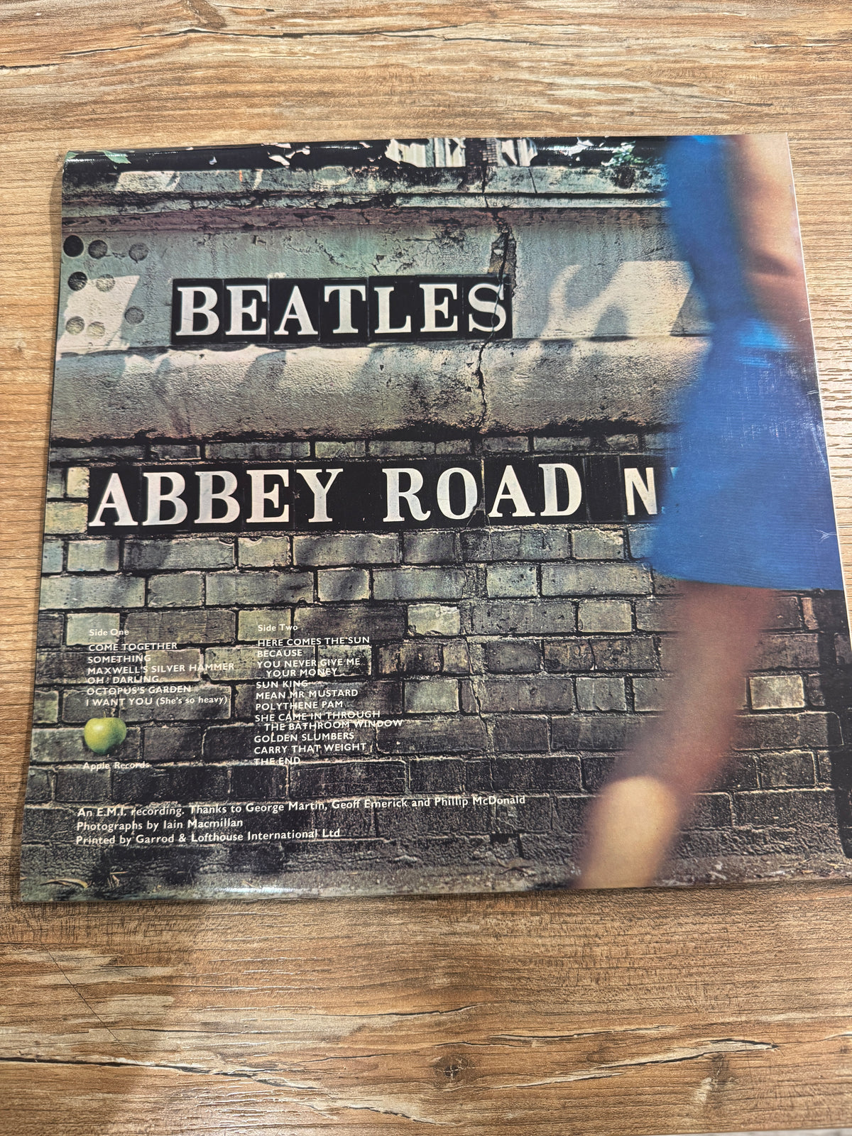 Retro della copia di Abbey Road dei Beatles con tracklist e fotografia del muro
