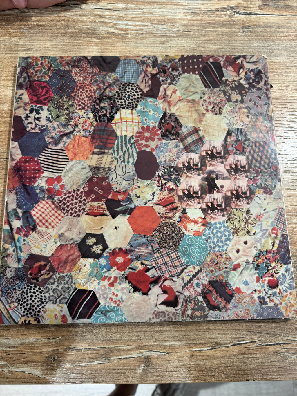 Copertina della copia de Il Paese dei Balocchi con collage di motivi tessili colorati