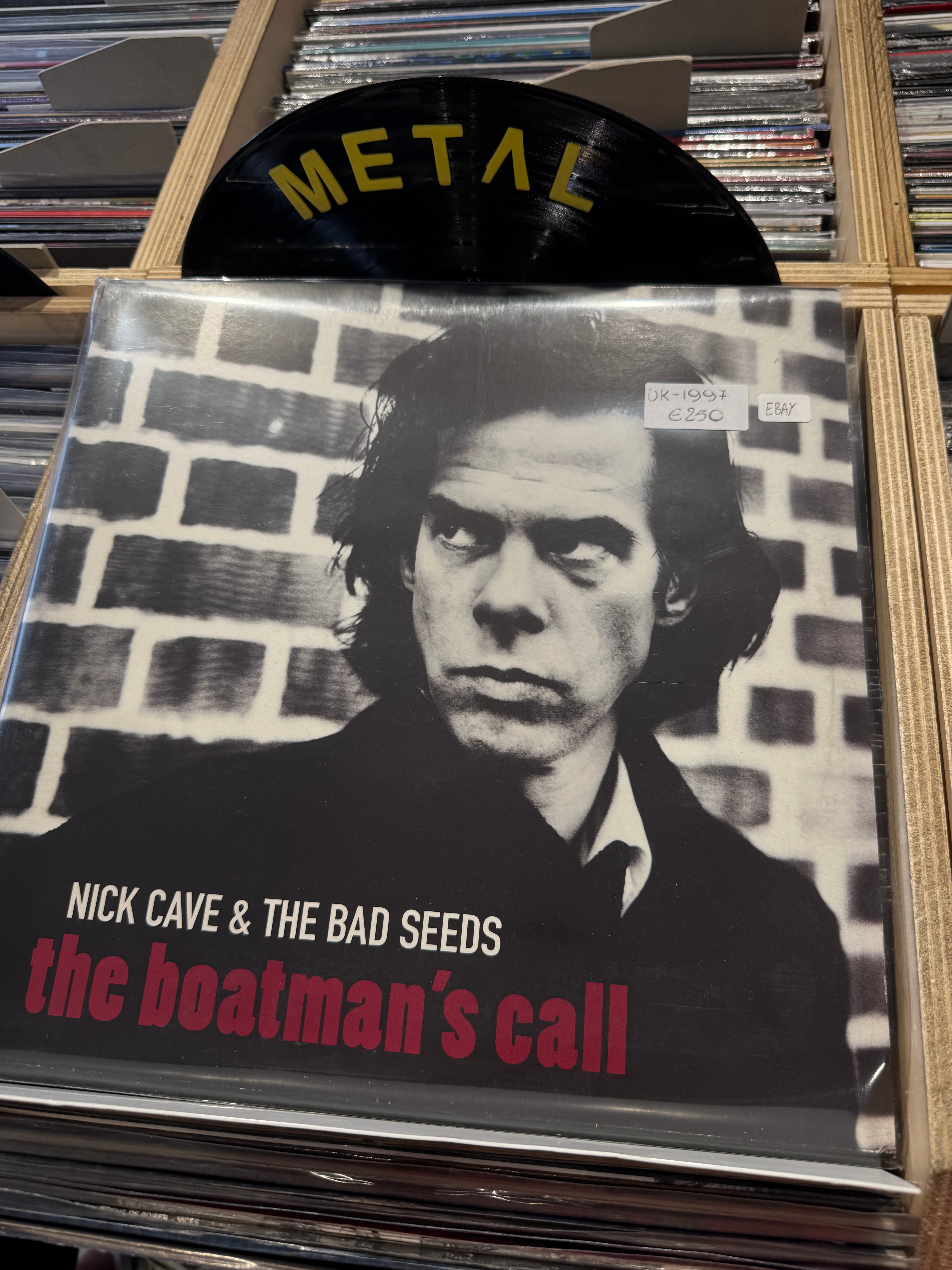 Nick Cave & The Bad Seeds – The Boatman's Call, copia reale UK 1997: copertina in busta protettiva con sticker UK 1997 €230, vinile nero parzialmente estratto