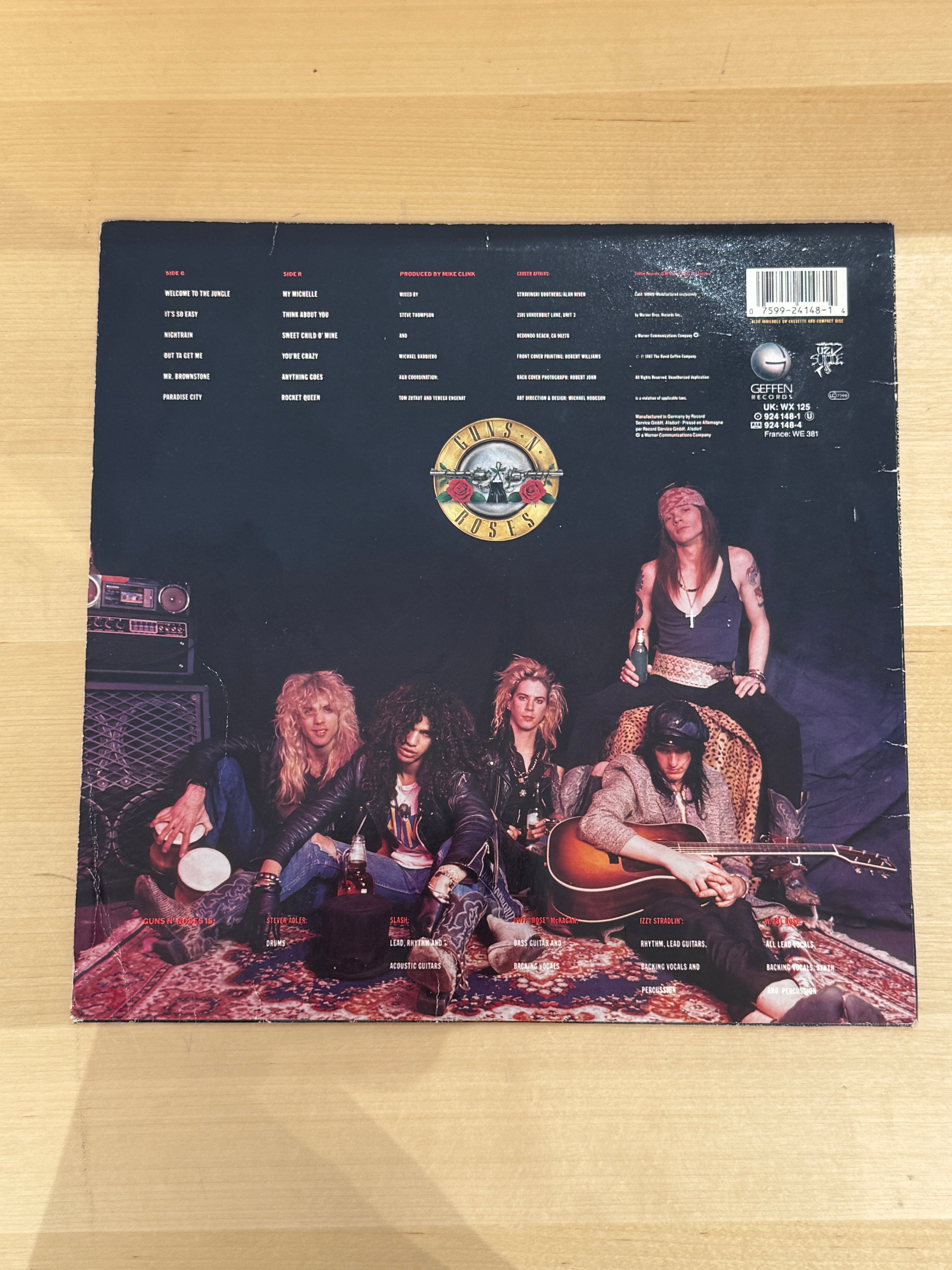 Guns N' Roses – Appetite for Destruction, retro copertina: foto di gruppo dei 5 membri della band seduti su tappeto, tracklist Side A e Side B in alto, logo GN'R al centro, crediti completi, barcode 7599-24148-1, logo Geffen Records in alto a destra
