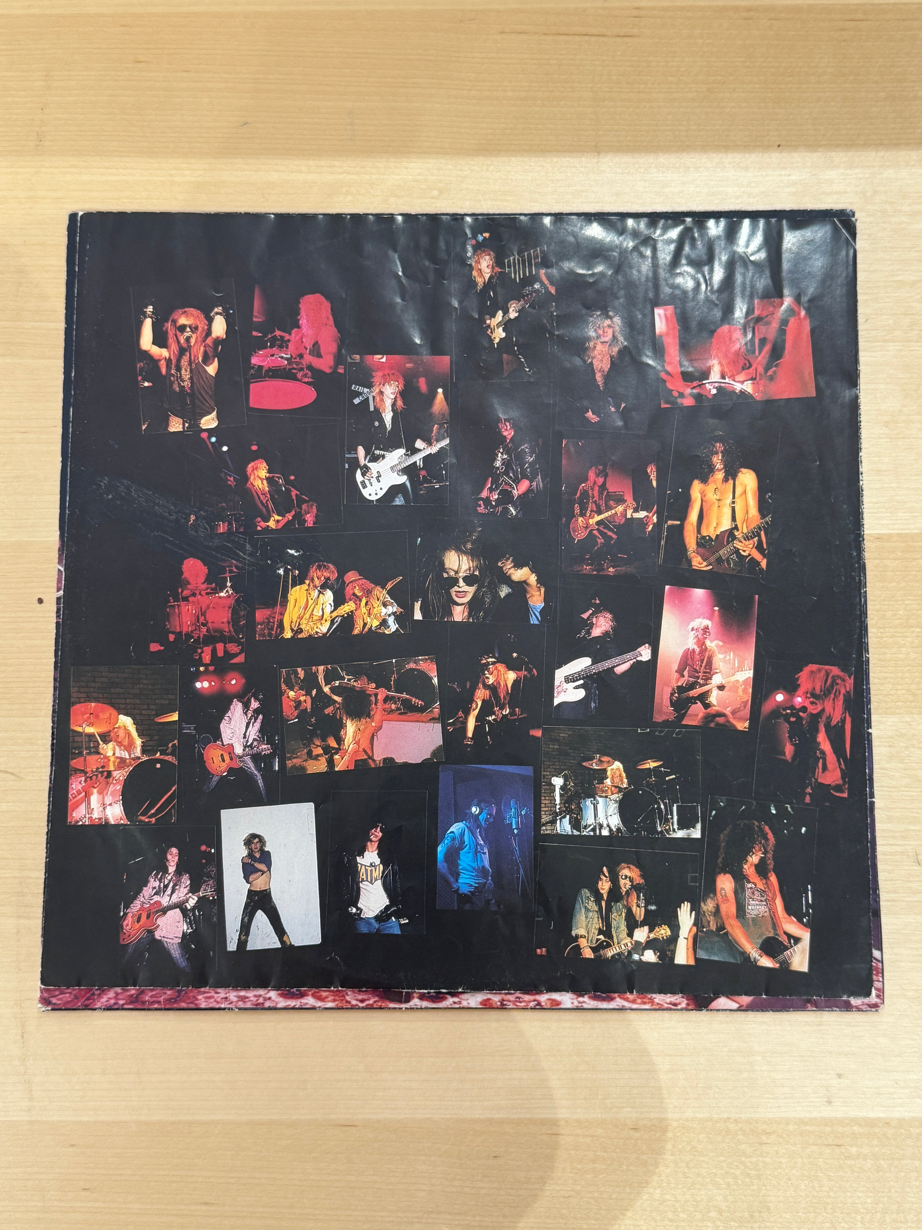 Guns N' Roses – Appetite for Destruction, inner sleeve fronte: collage di foto live in bianco e nero e colore dei membri della band sul palco