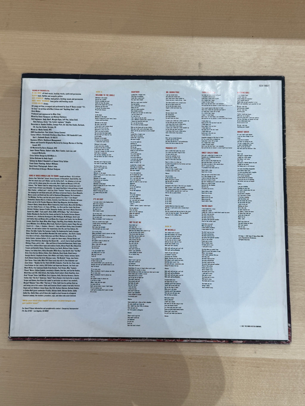 Guns N' Roses – Appetite for Destruction, inner sleeve retro: testi completi di tutti i brani su sfondo bianco, crediti produzione Mike Clink, catalogo 924 148-1
