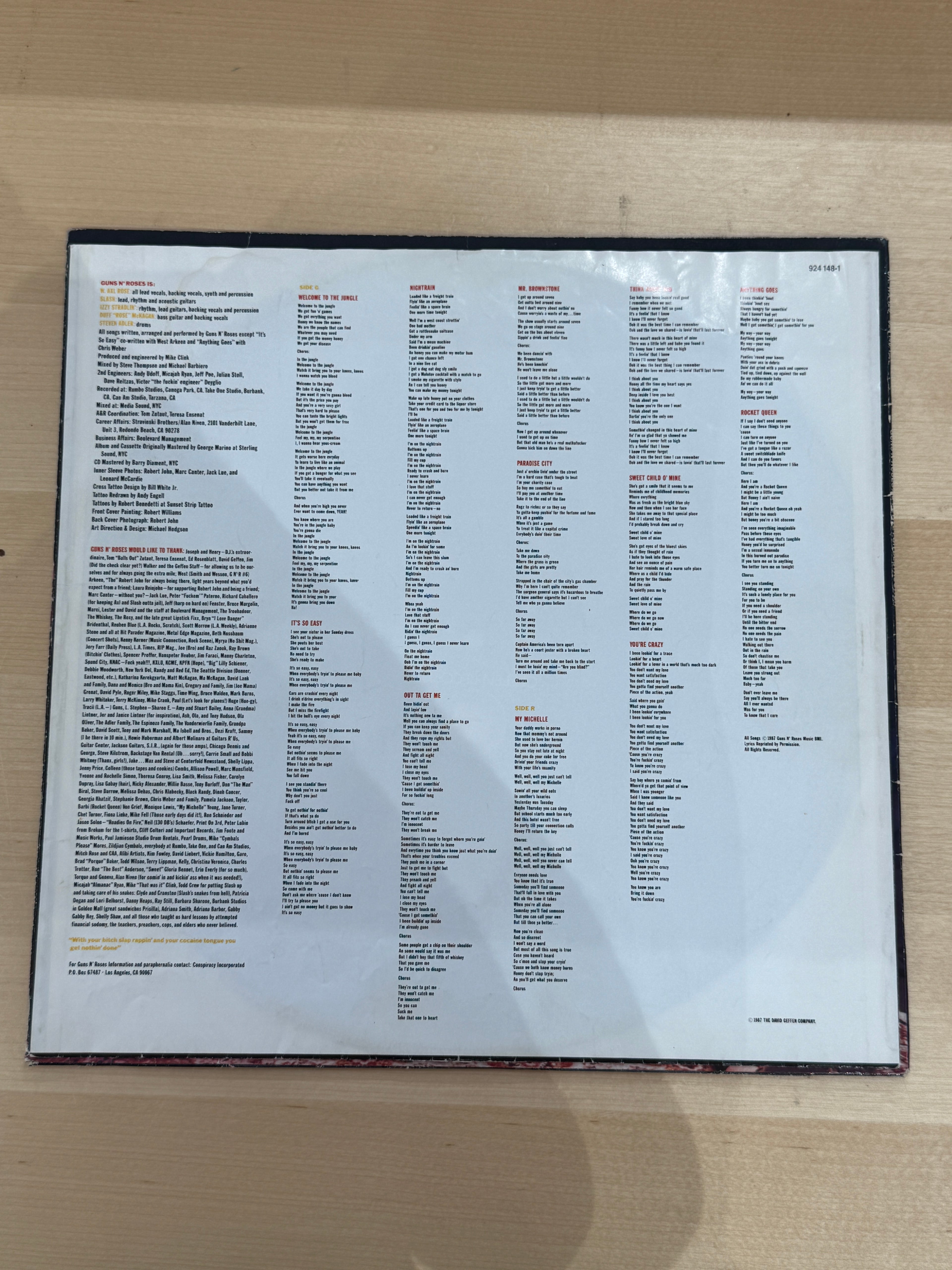 Guns N' Roses – Appetite for Destruction, inner sleeve retro: testi completi di tutti i brani su sfondo bianco, crediti produzione Mike Clink, catalogo 924 148-1