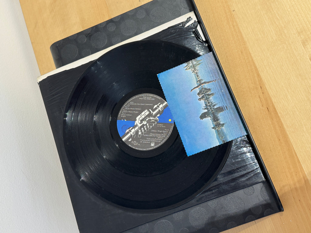 Disco vinile Pink Floyd Wish You Were Here su giradischi - etichetta Harvest visibile
