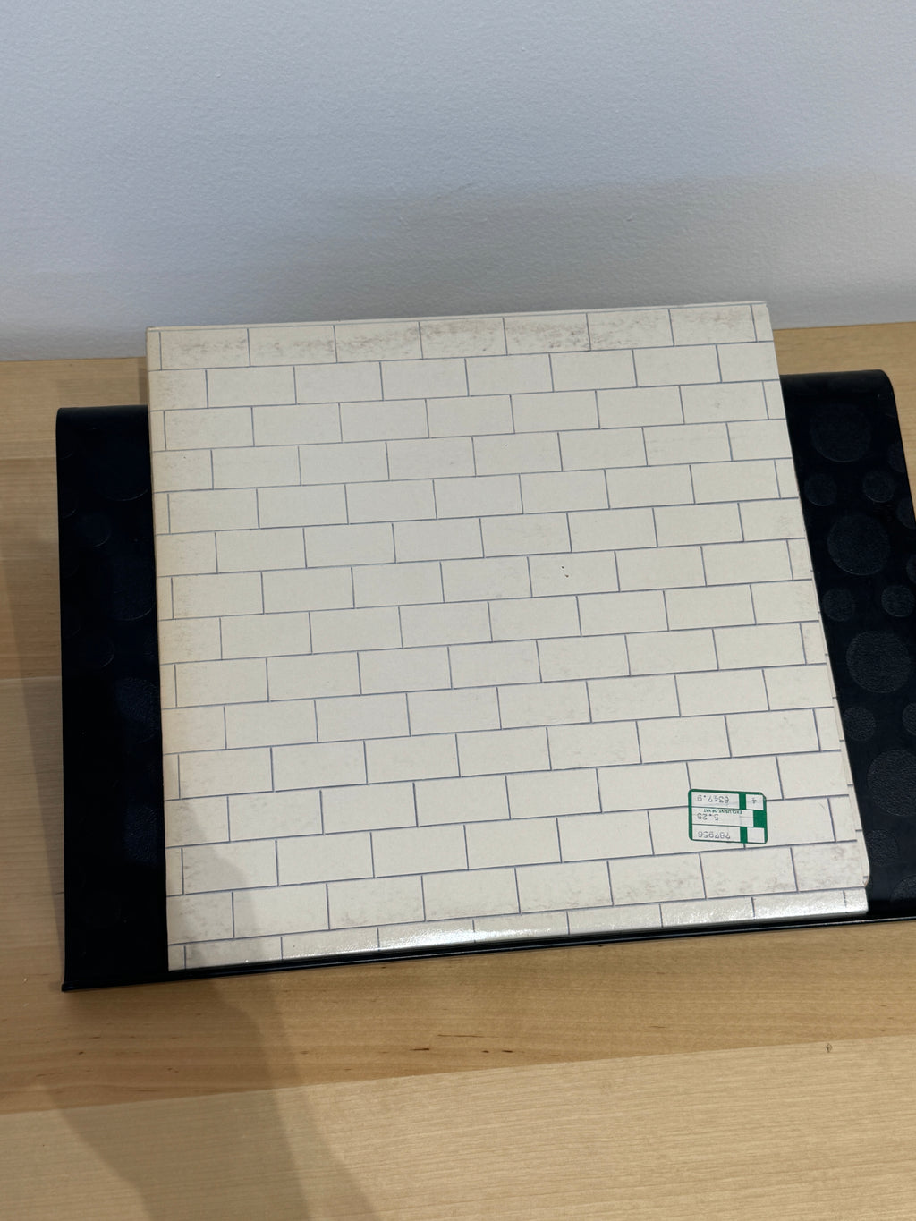 Copertina Pink Floyd The Wall senza plastica - muro di mattoni bianchi con sticker catalogo Harvest in basso a destra