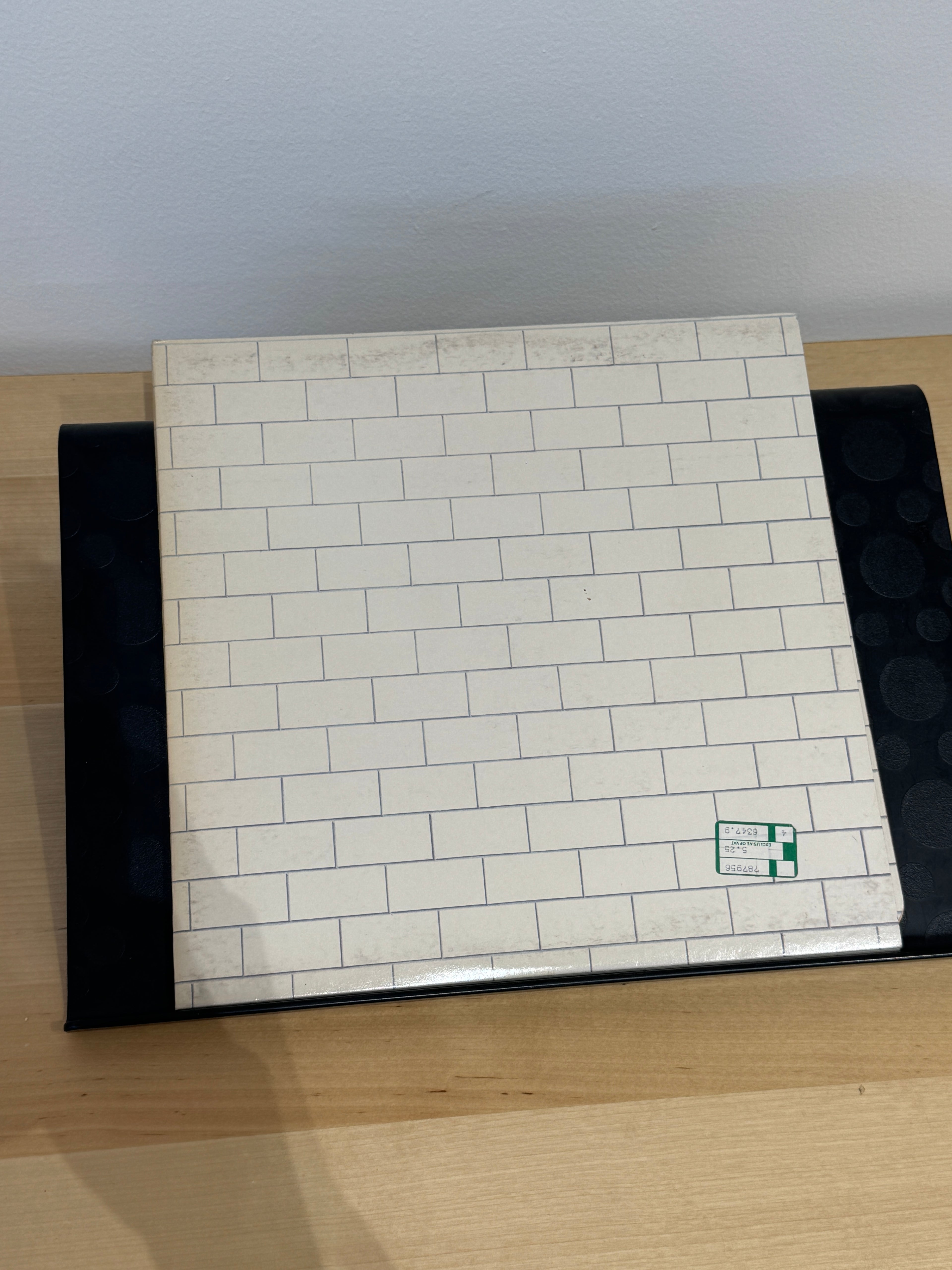 Copertina Pink Floyd The Wall senza plastica - muro di mattoni bianchi con sticker catalogo Harvest in basso a destra