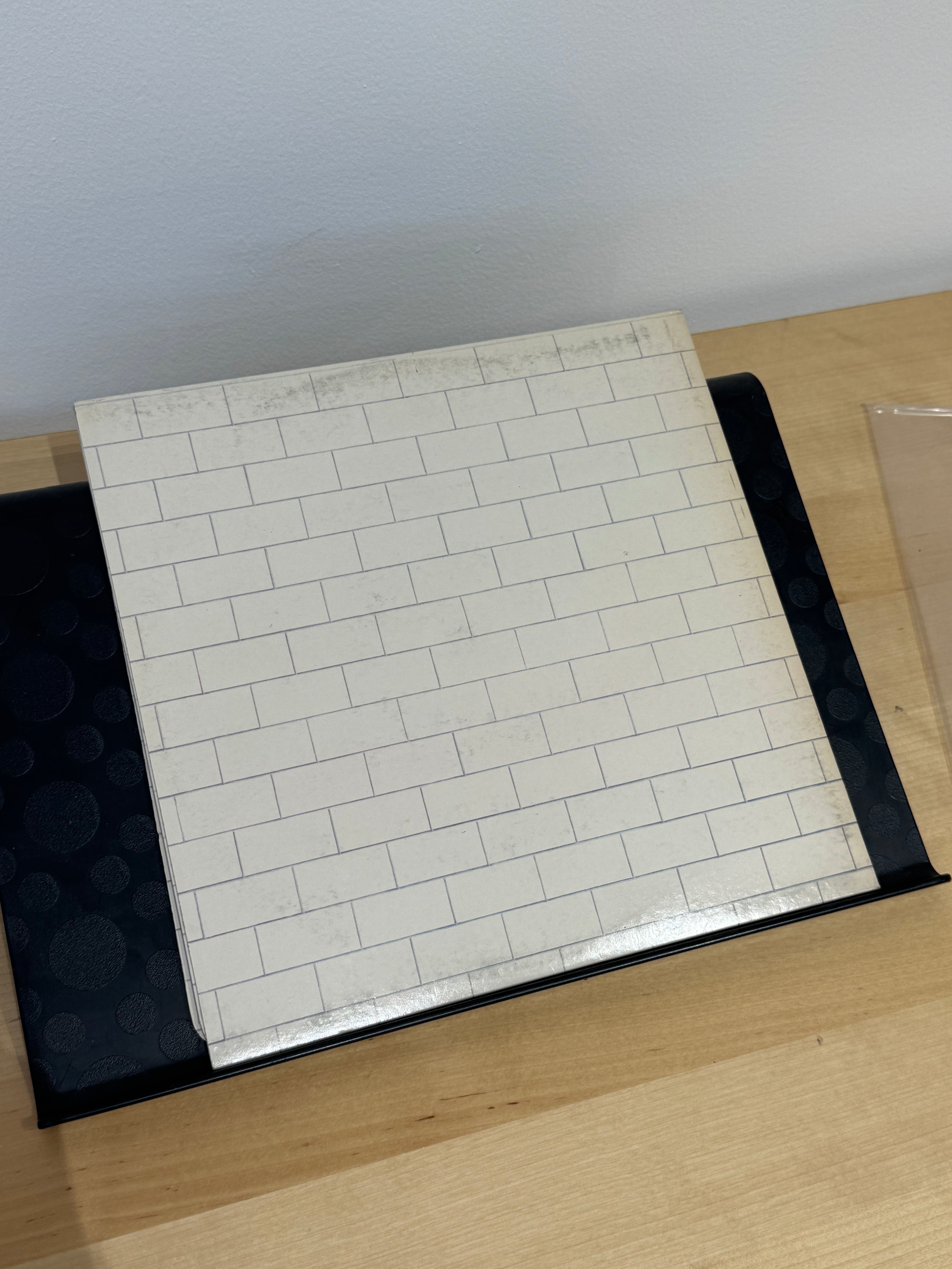 Copertina Pink Floyd The Wall aperta - gatefold con muro di mattoni, lato interno sinistro
