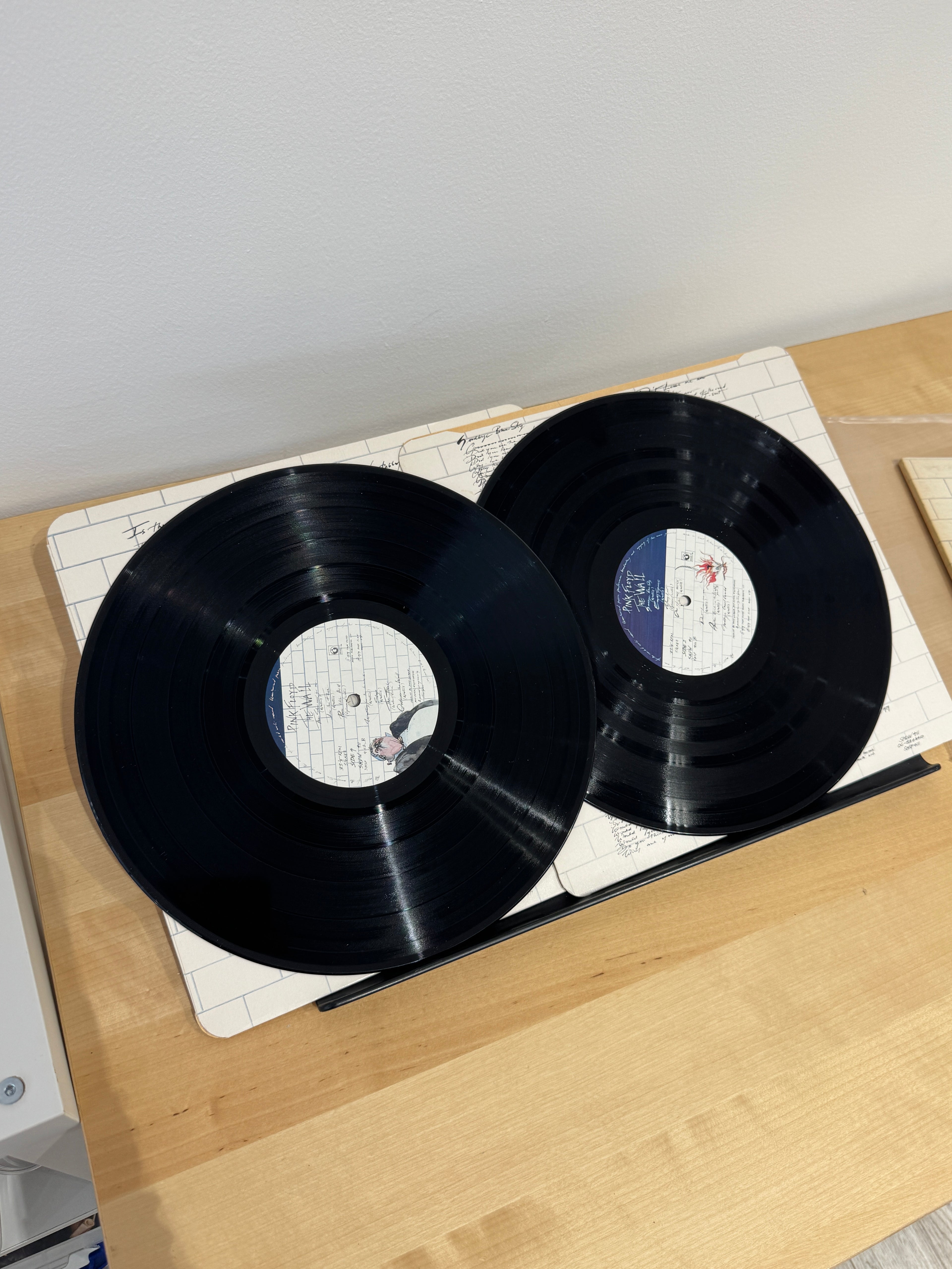 Due dischi in vinile Pink Floyd The Wall su gatefold aperto - etichette Harvest bianca e blu visibili