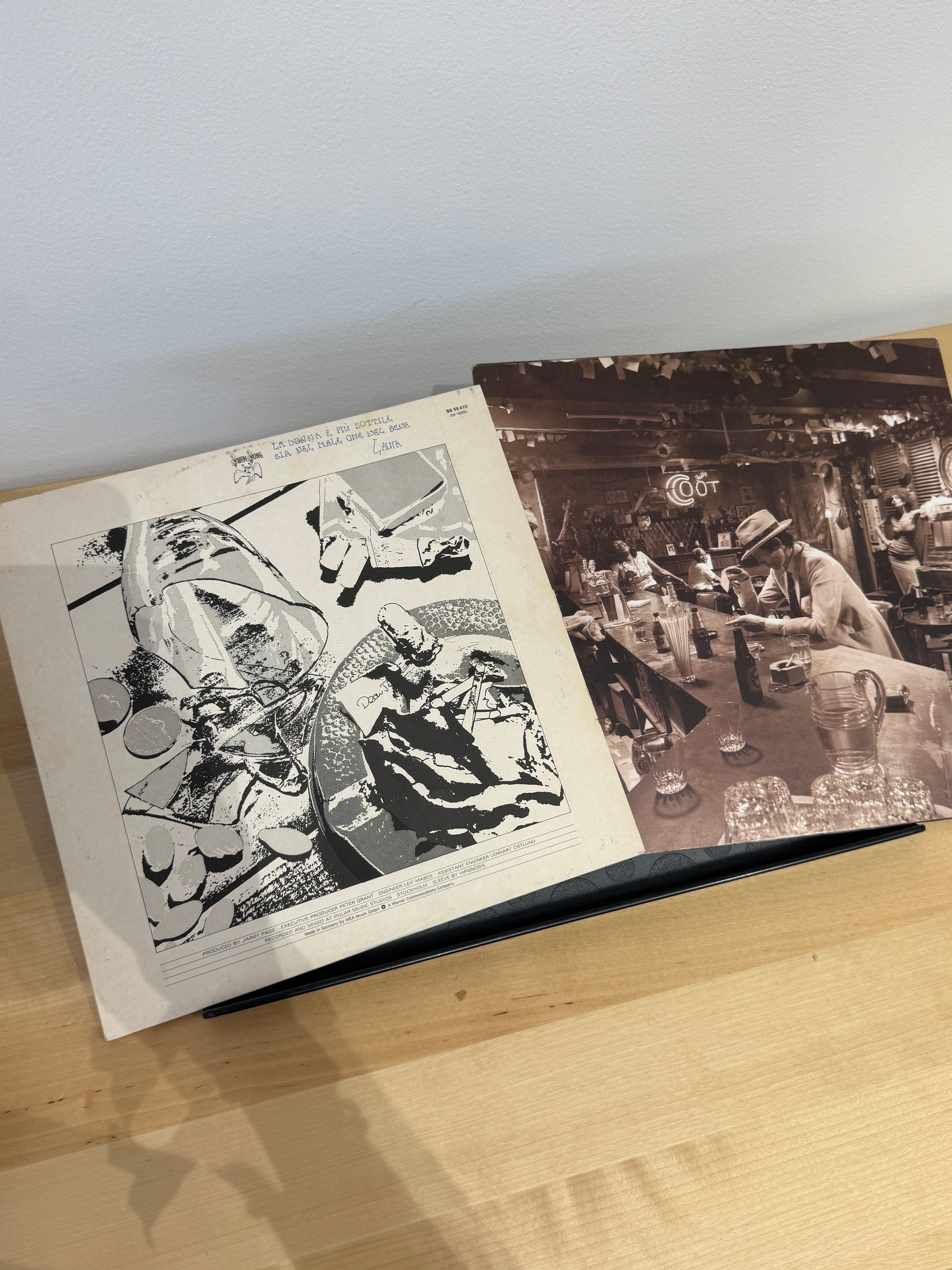 Inner sleeve Led Zeppelin In Through the Out Door - artwork fumettistico bianco e nero con logo Swan Song e codice SS 59410, scritte a penna del precedente proprietario