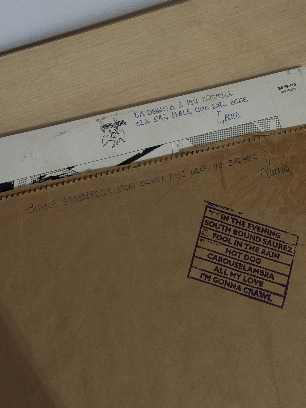 Led Zeppelin In Through the Out Door - vista d'insieme con gatefold, busta marrone e inner sleeve su tavolo in legno