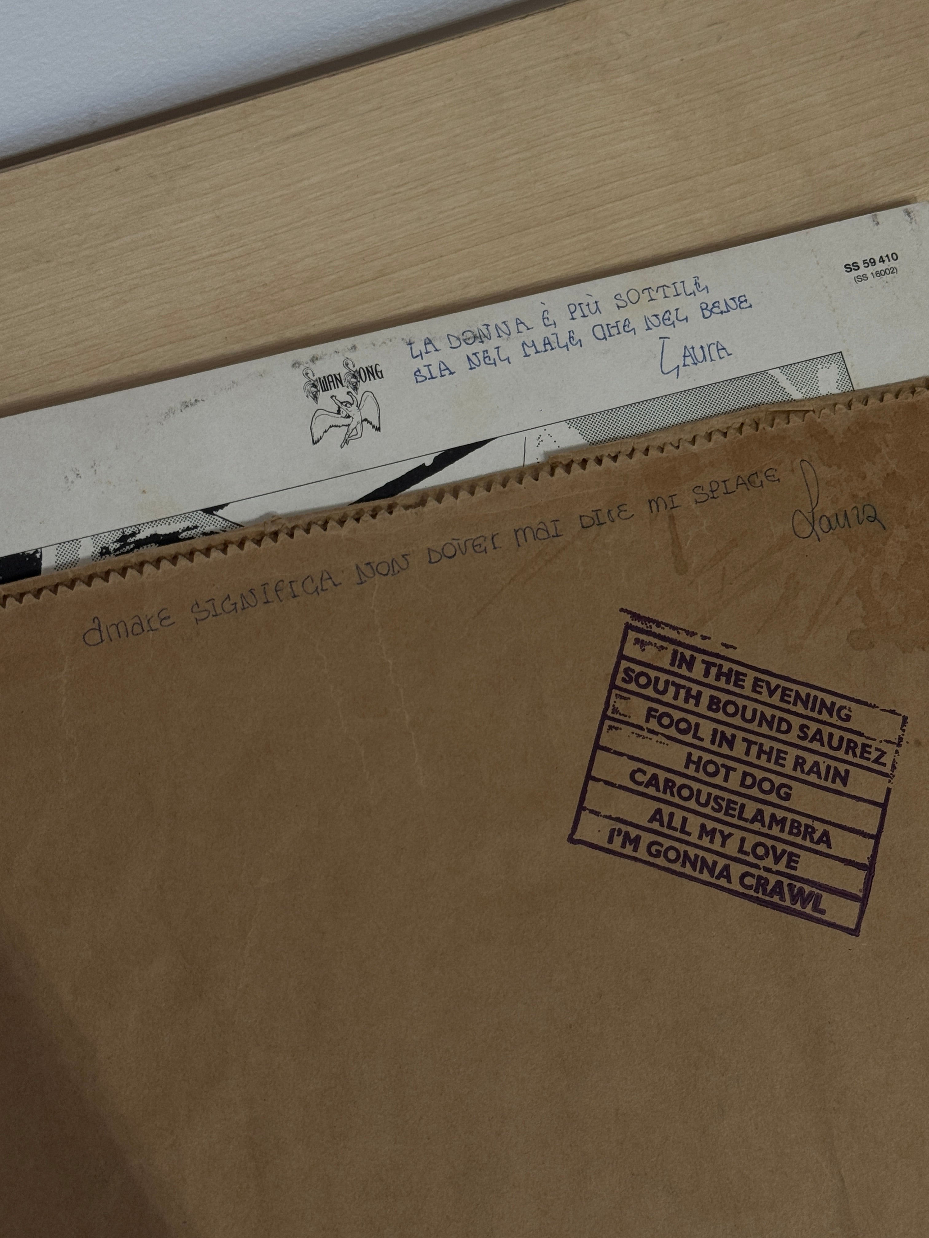 Led Zeppelin In Through the Out Door - vista d'insieme con gatefold, busta marrone e inner sleeve su tavolo in legno