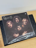 Copertina frontale Queen II - foto iconica in bianco e nero ispirata a Marlene Dietrich, ristampa francese Pathé Marconi EMI 1978