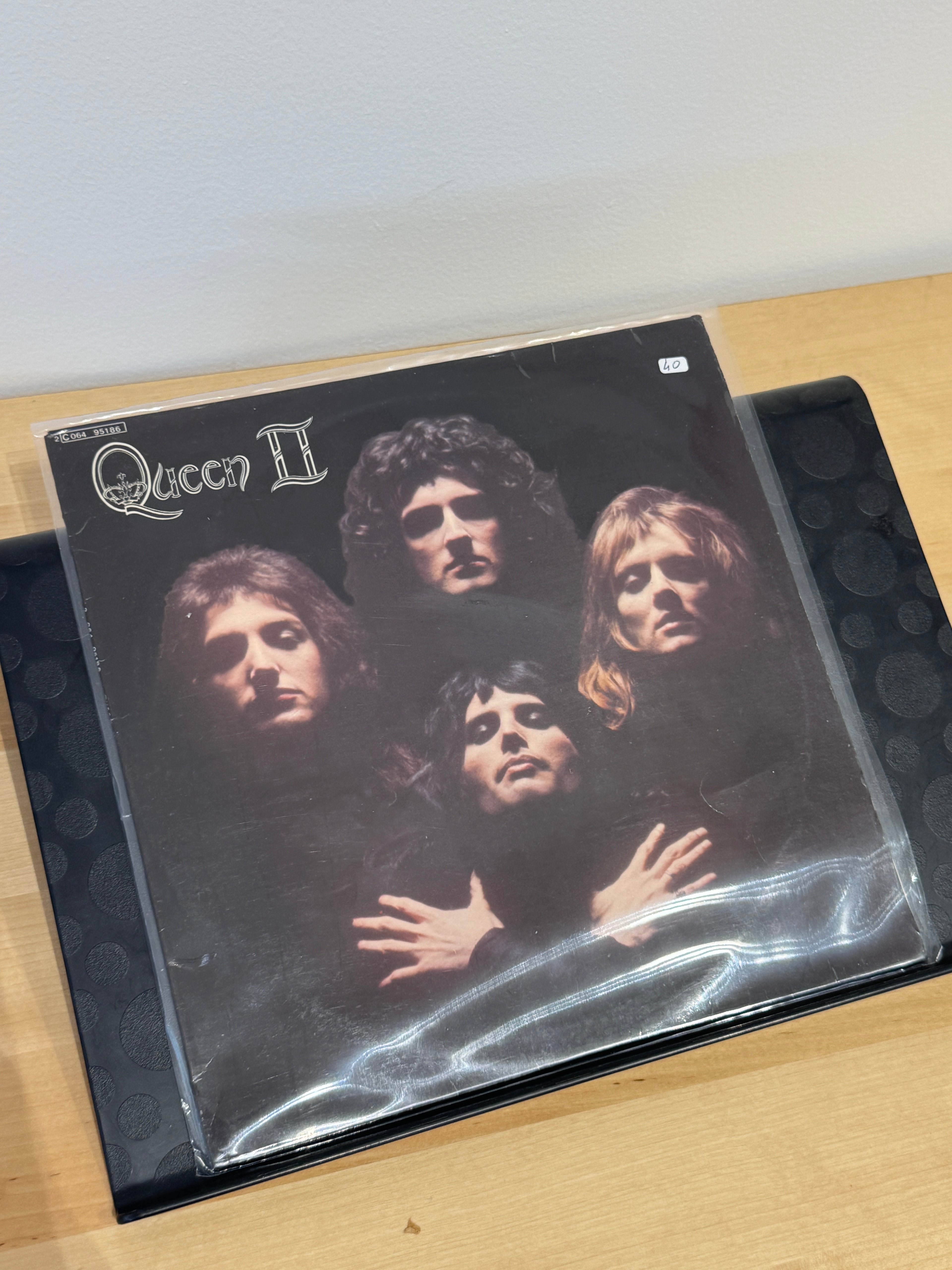 Copertina frontale Queen II - foto iconica in bianco e nero ispirata a Marlene Dietrich, ristampa francese Pathé Marconi EMI 1978