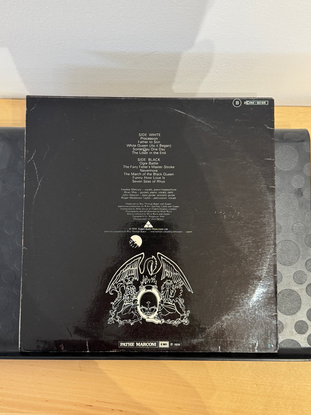 Retro copertina Queen II - tracklist Side White e Side Black, logo Pathé Marconi EMI 1974, stemma Queen in basso