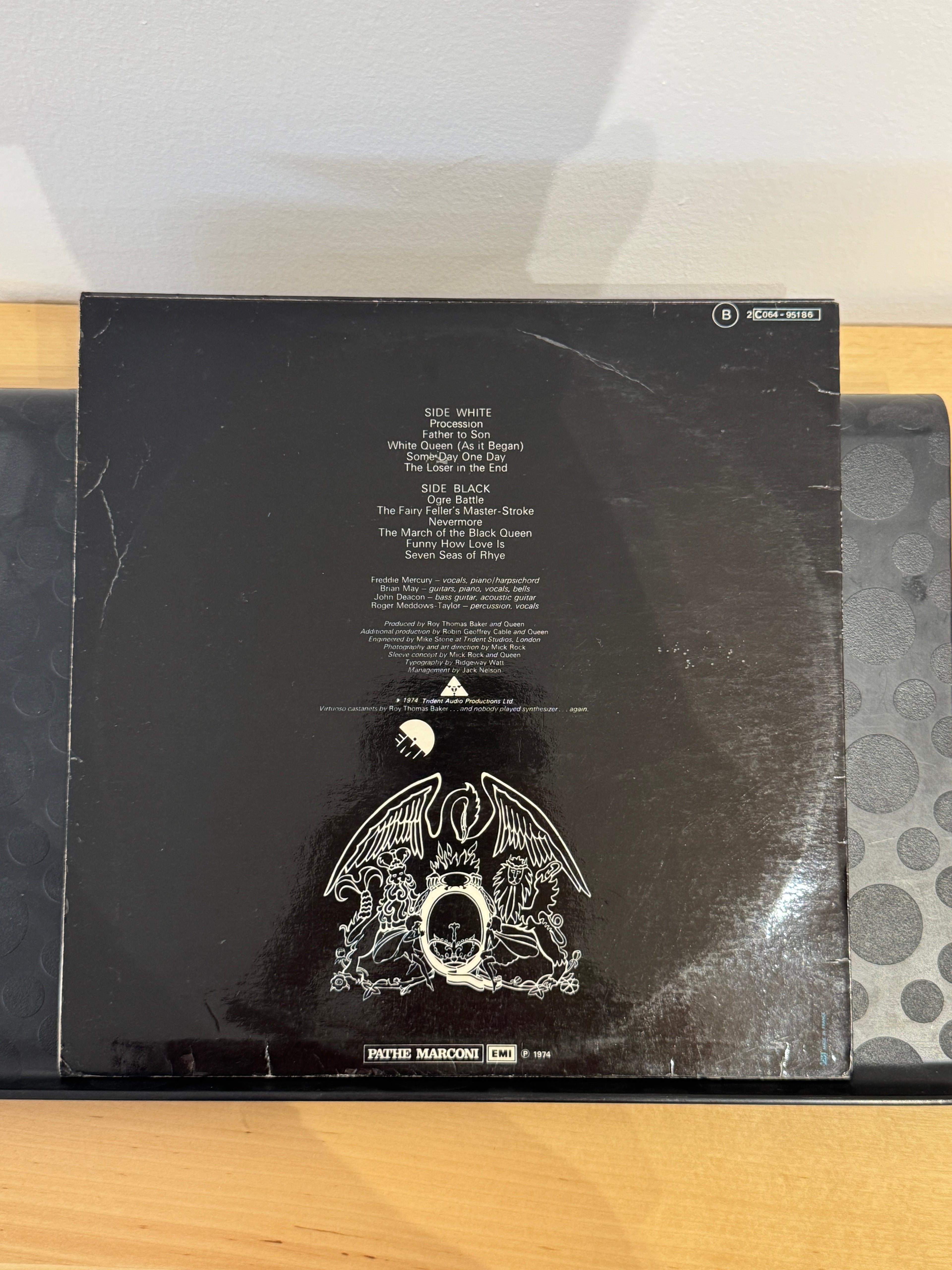 Retro copertina Queen II - tracklist Side White e Side Black, logo Pathé Marconi EMI 1974, stemma Queen in basso