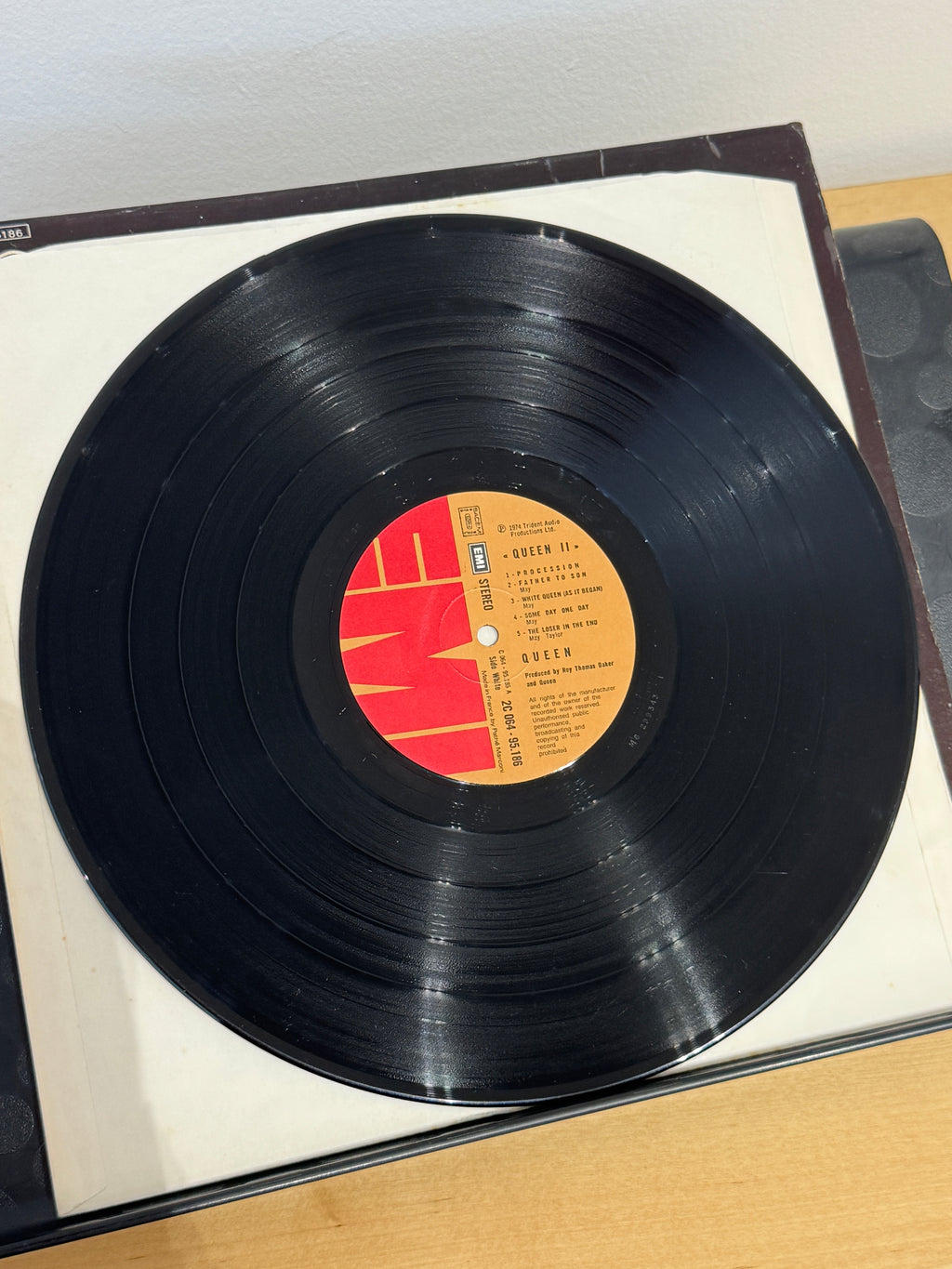 Disco vinile Queen II - etichetta EMI rossa e arancione lato Side White, catalogo 2C 064-95186, tracklist completa