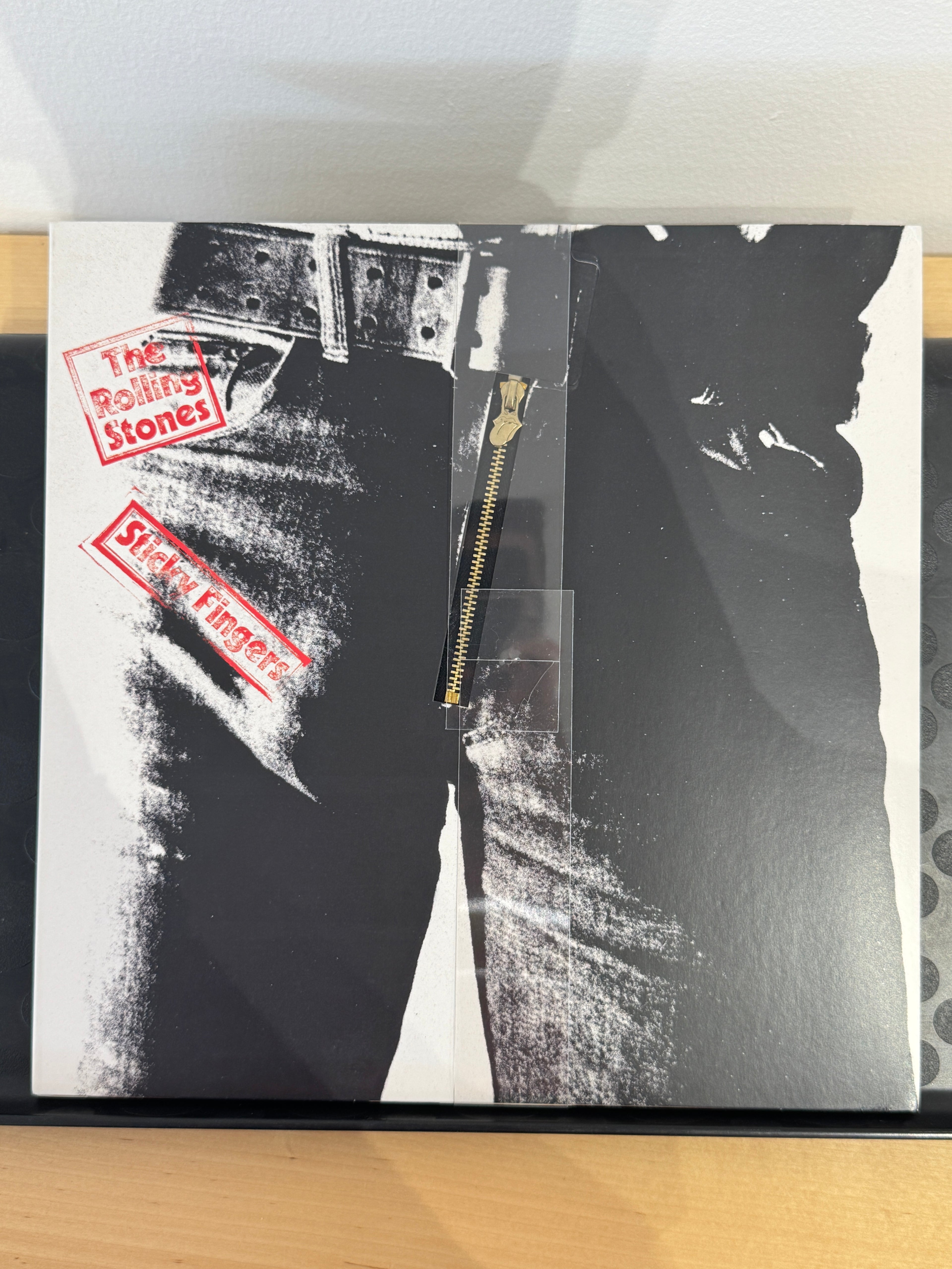 Copertina The Rolling Stones Sticky Fingers Deluxe Edition UK 2015 - zip Andy Warhol funzionante su jeans in bianco e nero, etichette rosse con titolo