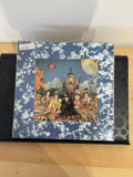 Copertina frontale The Rolling Stones Their Satanic Majesties Request - artwork psichedelico con la band in abiti orientali, luna e pianeta rosso, ristampa 1986
