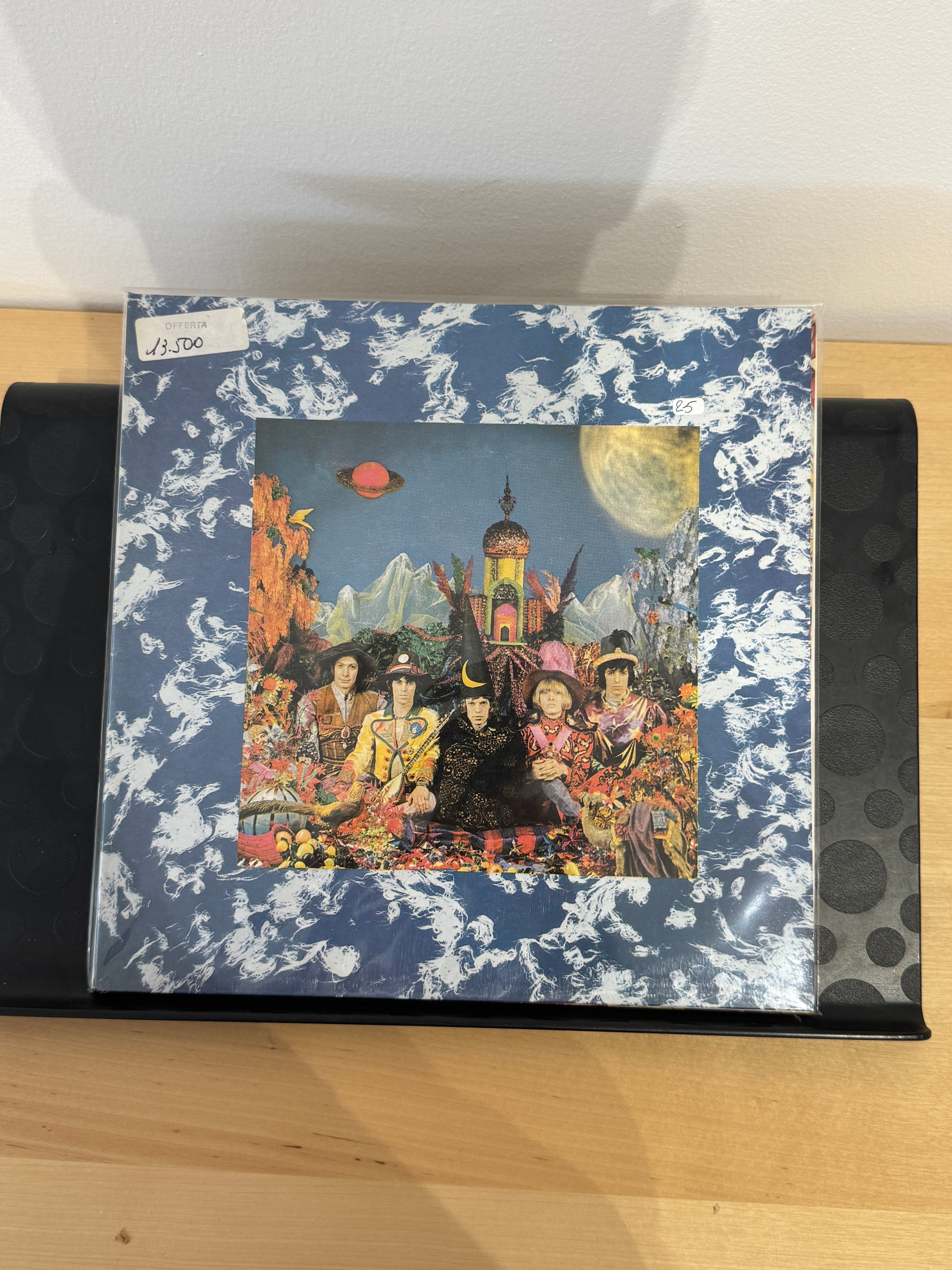 Copertina frontale The Rolling Stones Their Satanic Majesties Request - artwork psichedelico con la band in abiti orientali, luna e pianeta rosso, ristampa 1986