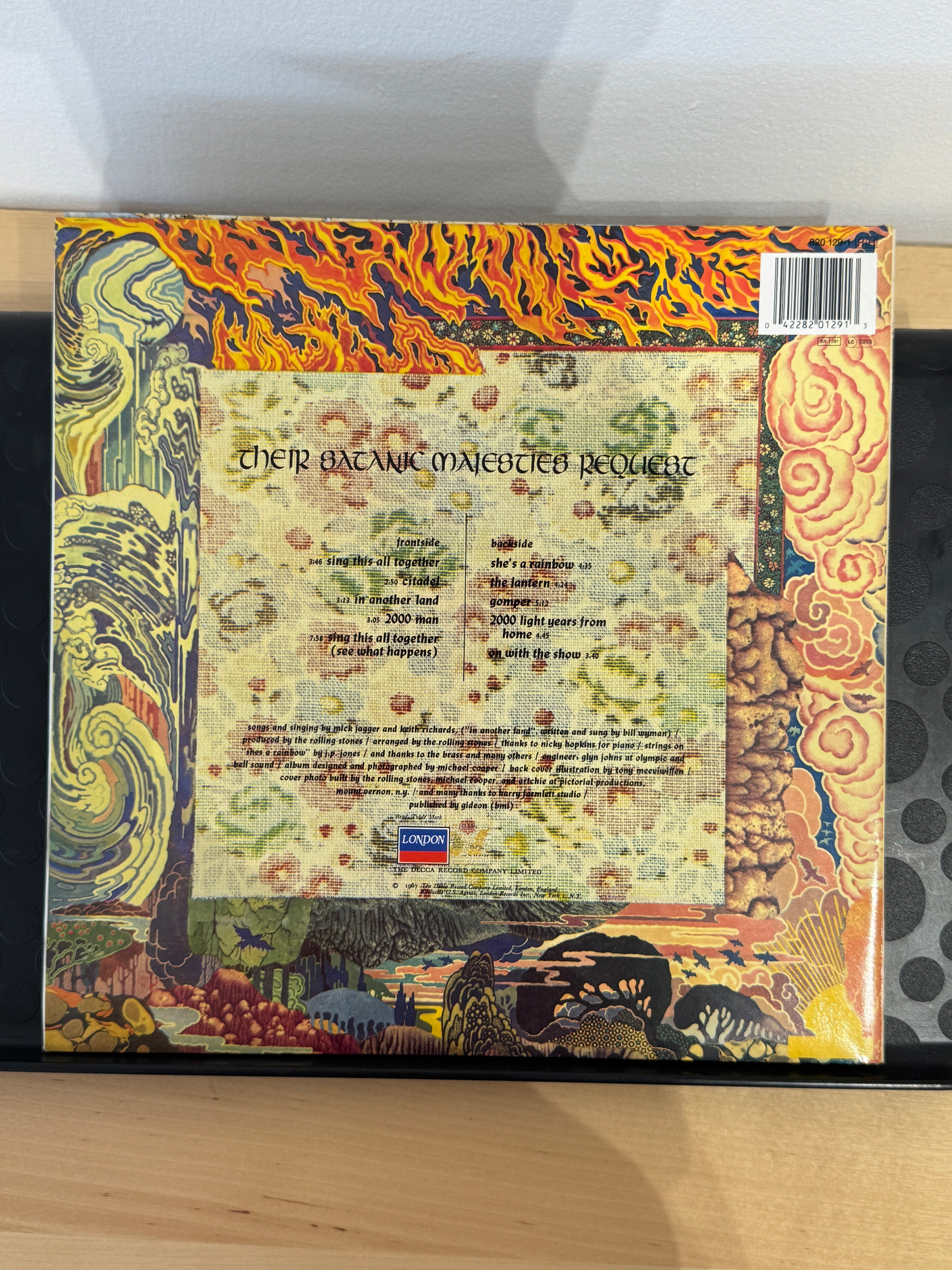 Lato della copertina Their Satanic Majesties Request - collage psichedelico colorato con labirinto rosso e scritta It's Here