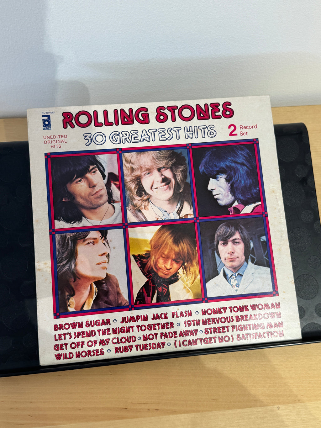 Copertina frontale Rolling Stones 30 Greatest Hits - foto dei 6 membri della band su sfondo bianco, etichetta ABKCO, stampa italiana 1977