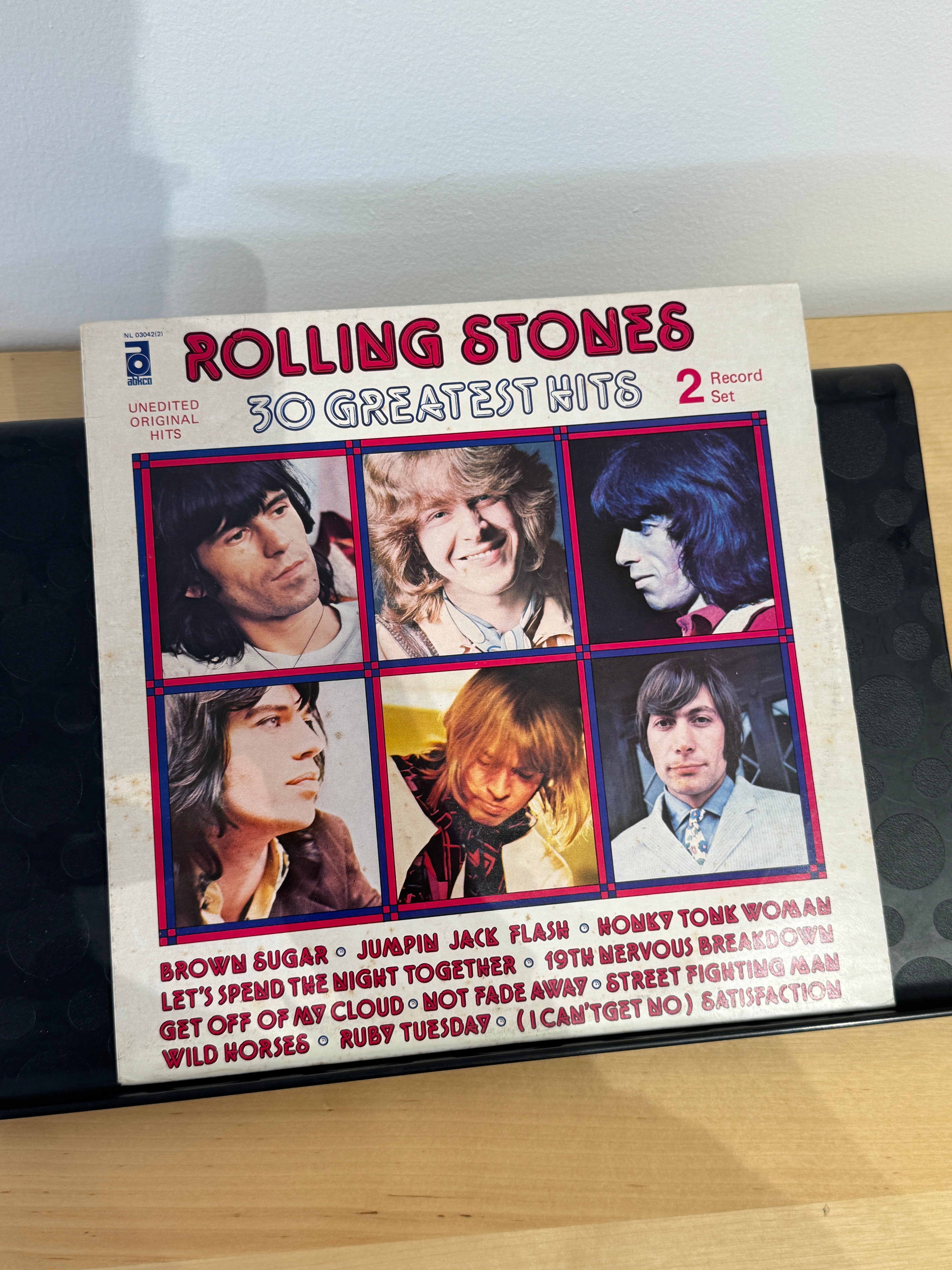 Copertina frontale Rolling Stones 30 Greatest Hits - foto dei 6 membri della band su sfondo bianco, etichetta ABKCO, stampa italiana 1977