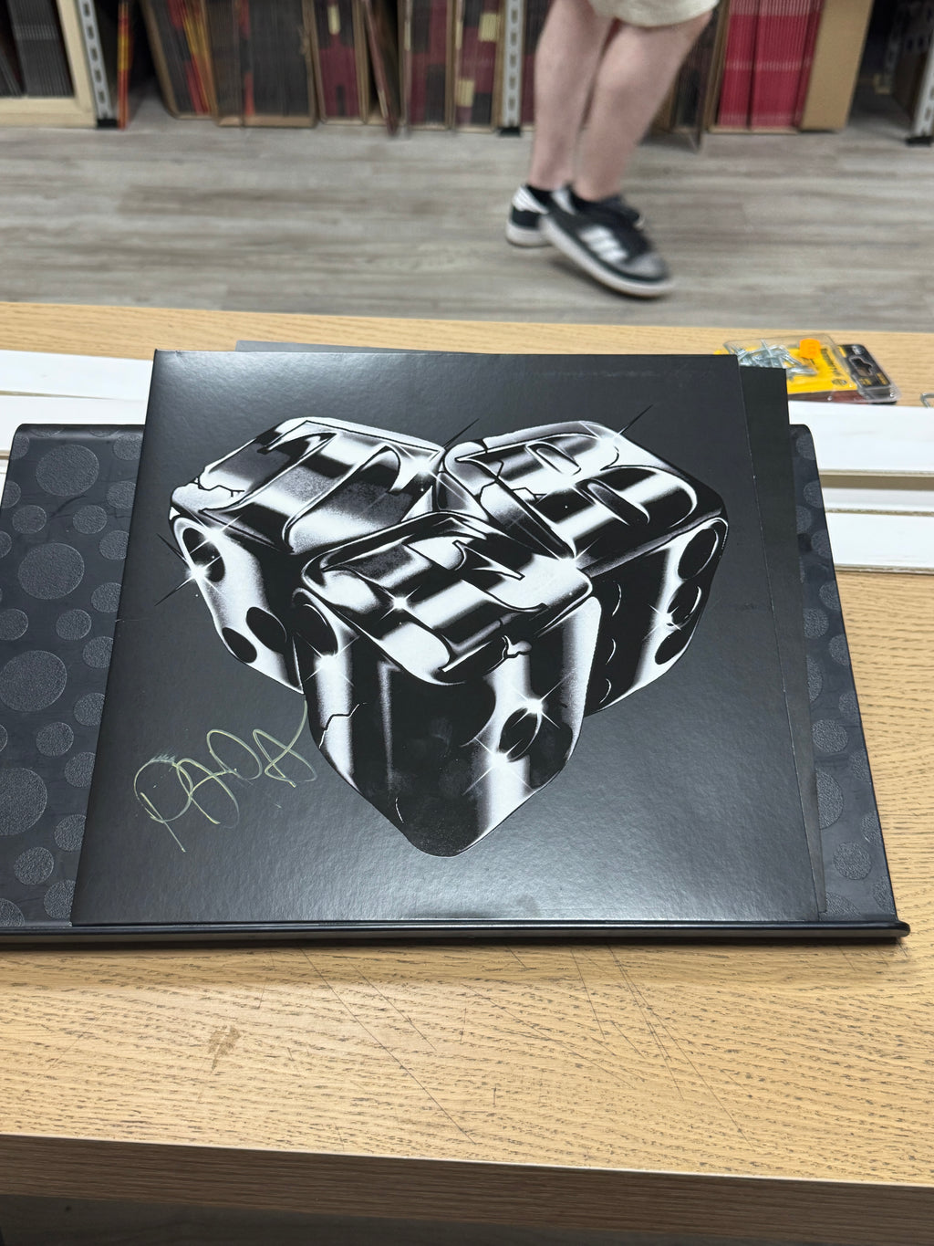Copertina Frito Rap Vita Bene edizione limitata vinile bianco - dadi cromati 3D su sfondo nero con autografo originale di Frito in basso a sinistra