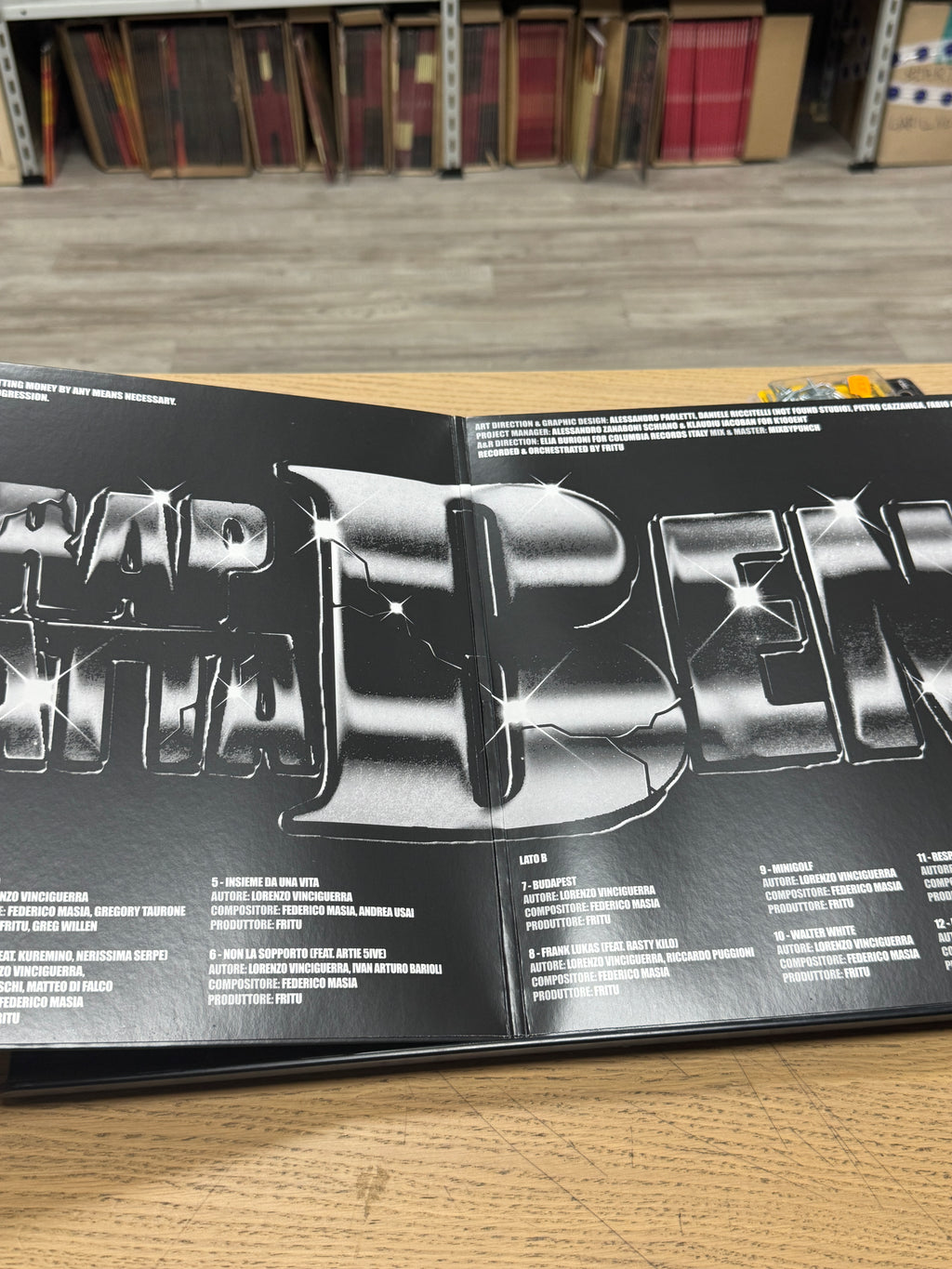 Inner sleeve gatefold aperto Frito Rap Vita Bene - artwork tipografico chrome graffiti con titolo RAP VITA BENE e crediti completi Lato A e Lato B