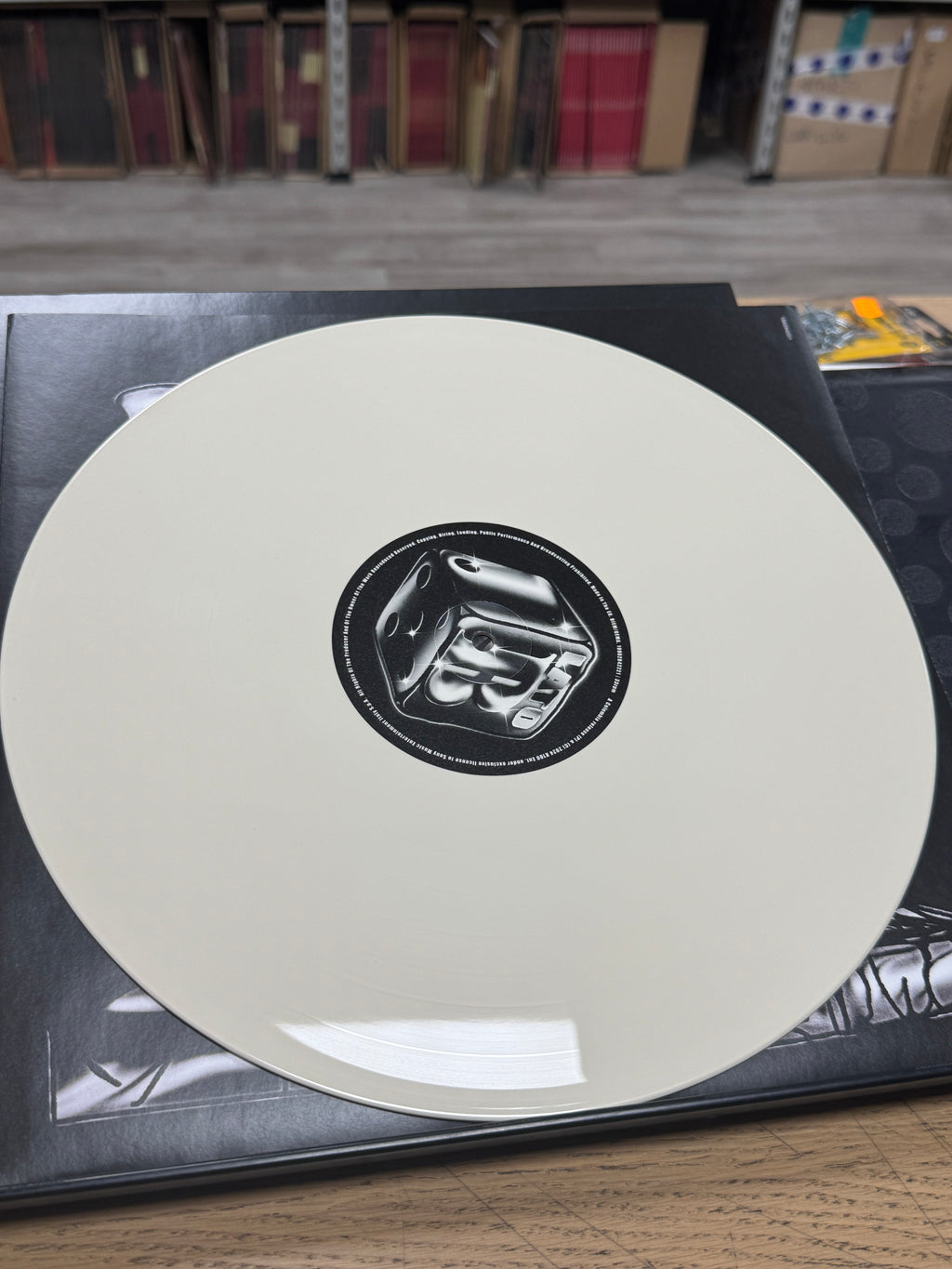 Disco vinile bianco Frito Rap Vita Bene - etichetta nera con dadi cromati al centro, edizione limitata Sony Music Store