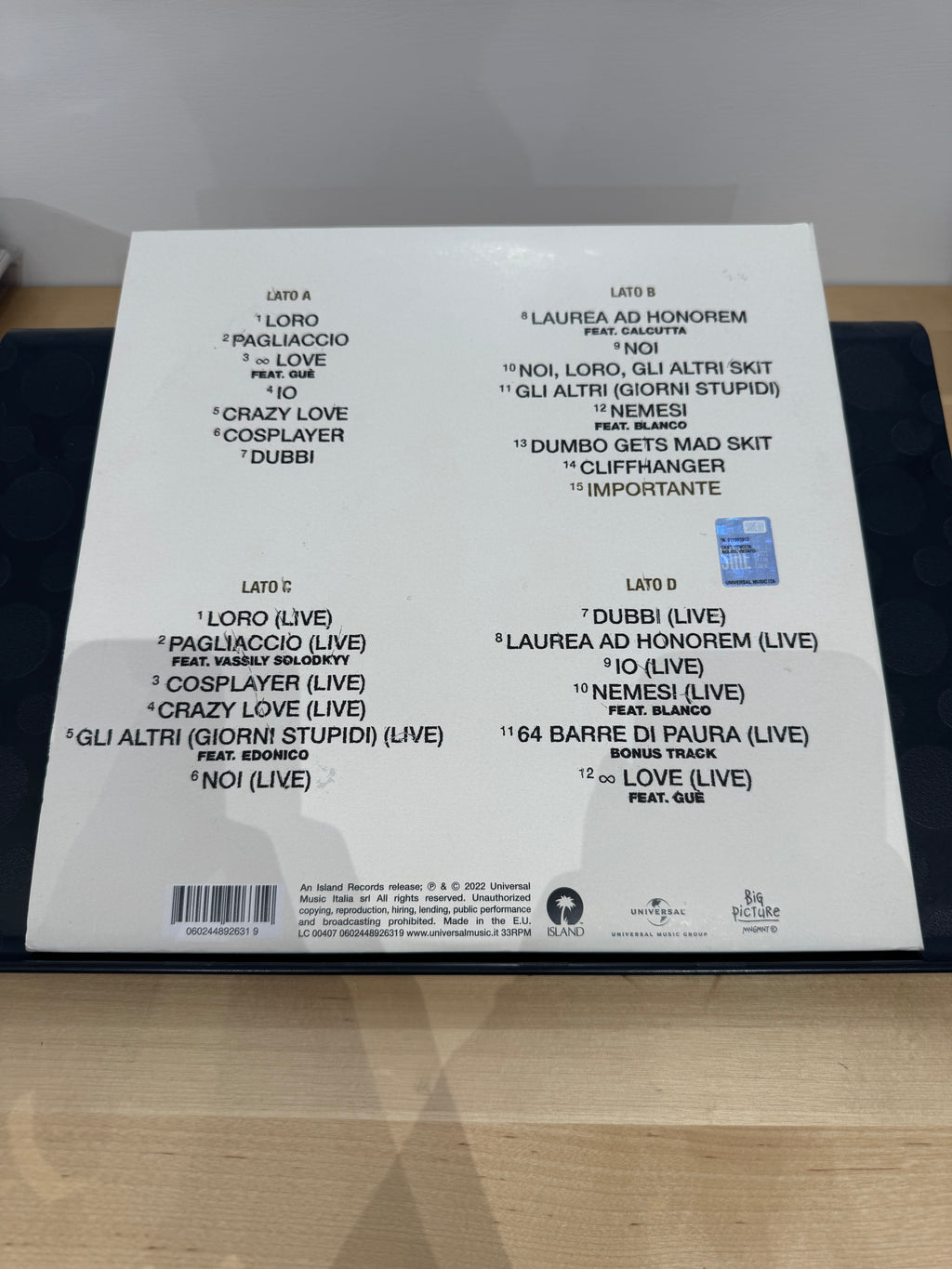 Retro copertina Marracash Noi Loro Gli Altri Deluxe - tracklist completa Lato A B C D con versioni live, barcode Island Records Universal Music Italia 2022