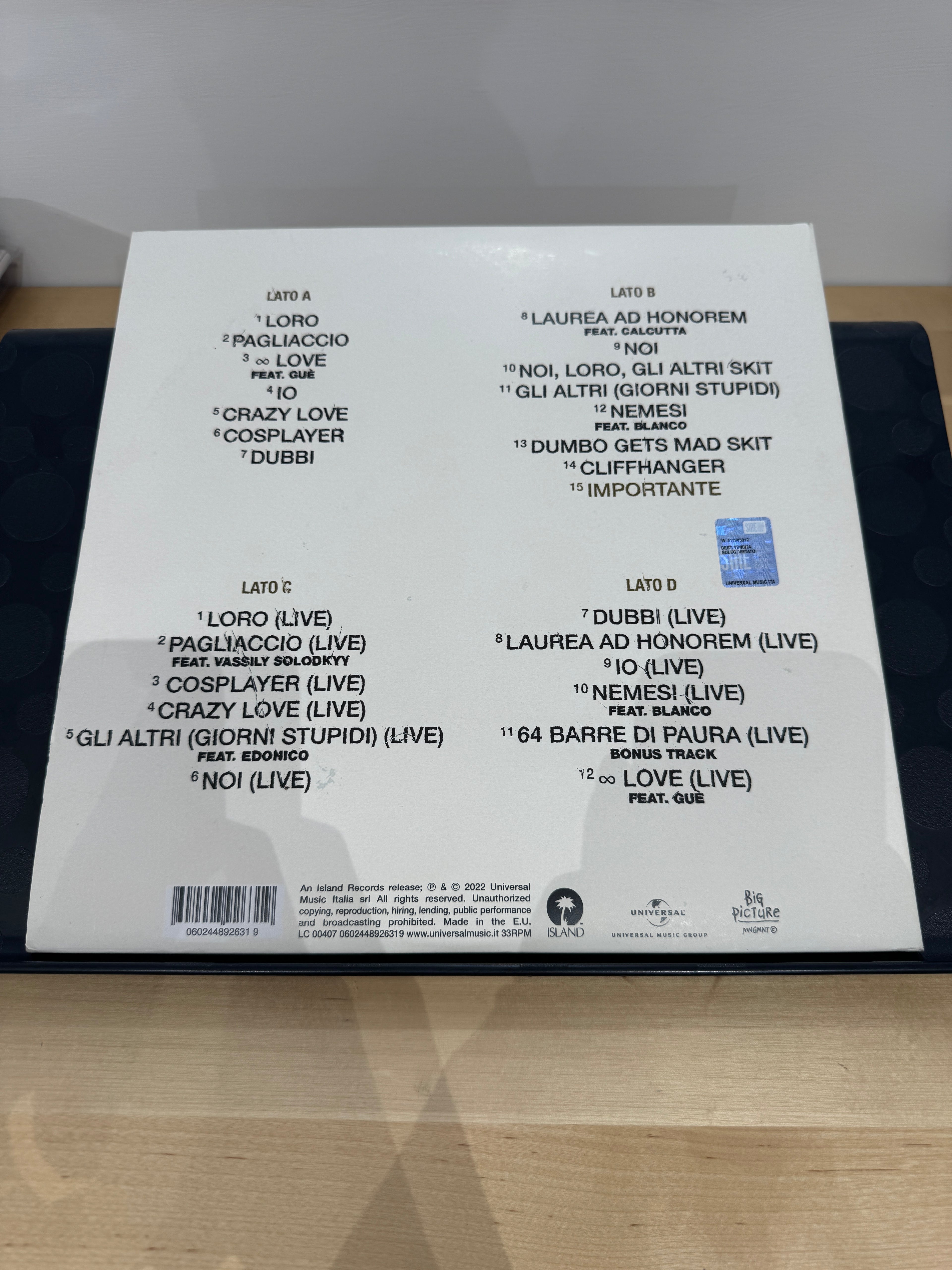 Retro copertina Marracash Noi Loro Gli Altri Deluxe - tracklist completa Lato A B C D con versioni live, barcode Island Records Universal Music Italia 2022