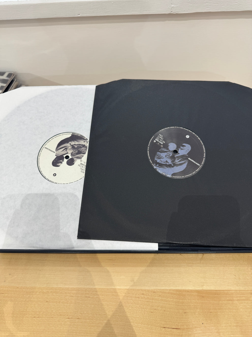 Doppio vinile Marracash Noi Loro Gli Altri Deluxe aperto - due dischi neri con etichette in bianco e nero con artwork fotografico, inner sleeve neri